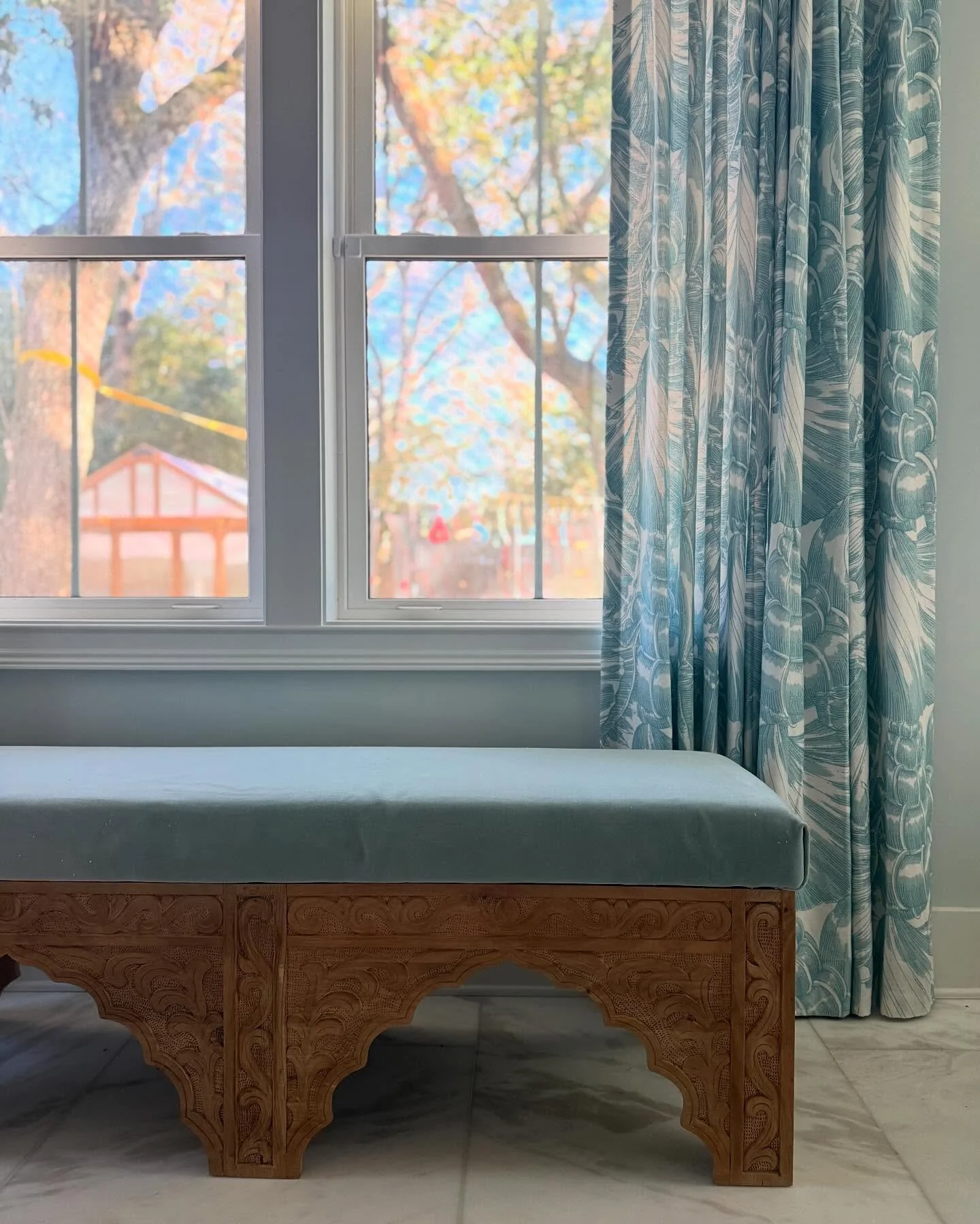 ❄️ While the kids are home and the world feels extra cozy, we snuck in a little snow day project - one staple at a time. Recovered this bench in a velvet that ties back to the draperies in a fabric by #megbraff 🐚 

#SnowDayProject #InteriorDetails #