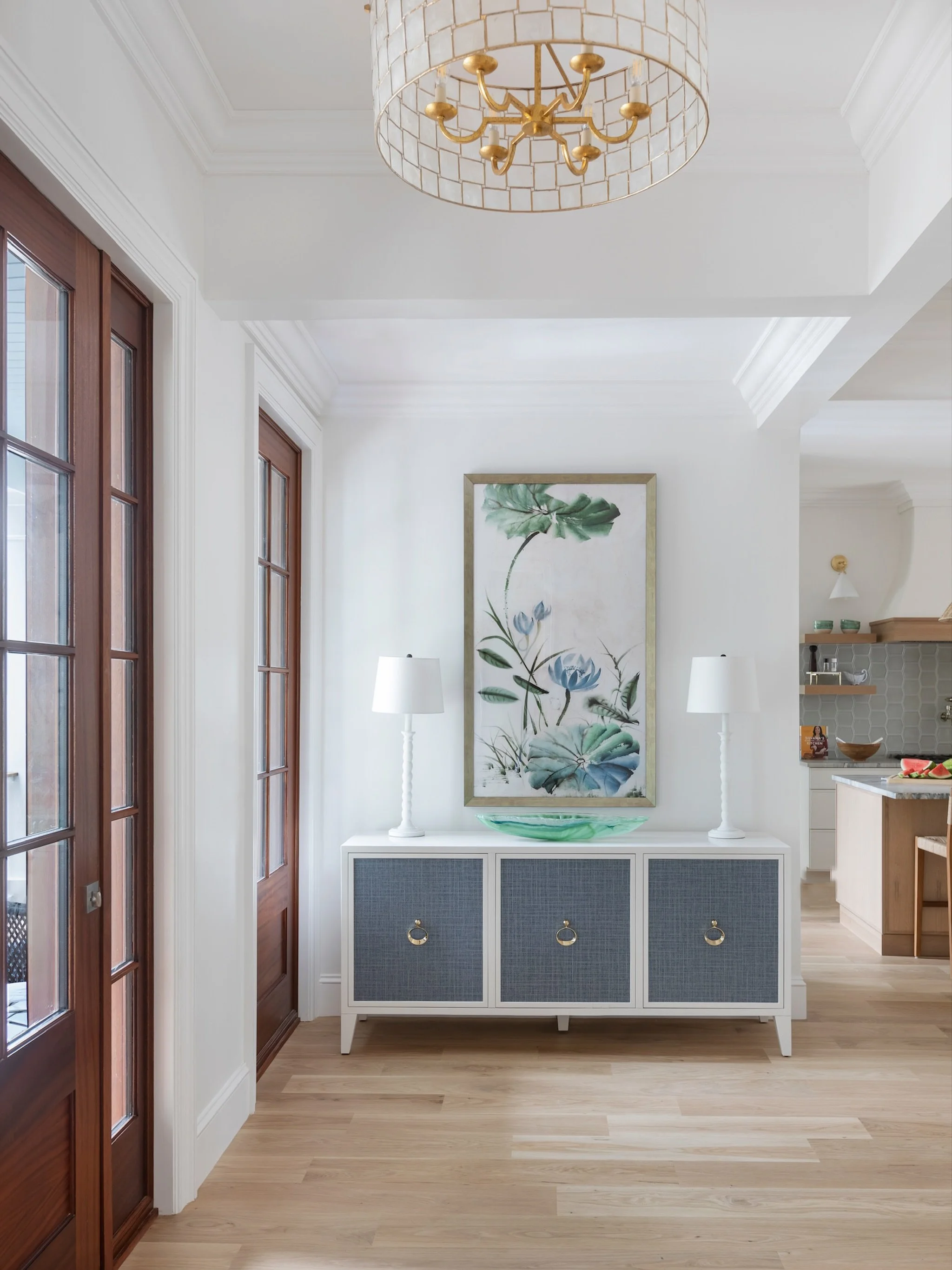 Soft coastal tones, warm wood details, and thoughtfully layered textures. A welcoming entry moment that sets the tone for the entire home.

It&rsquo;s all in the details.

#interiordesign #entrywaydesign #charlestoninteriors #homedesign #classicinter