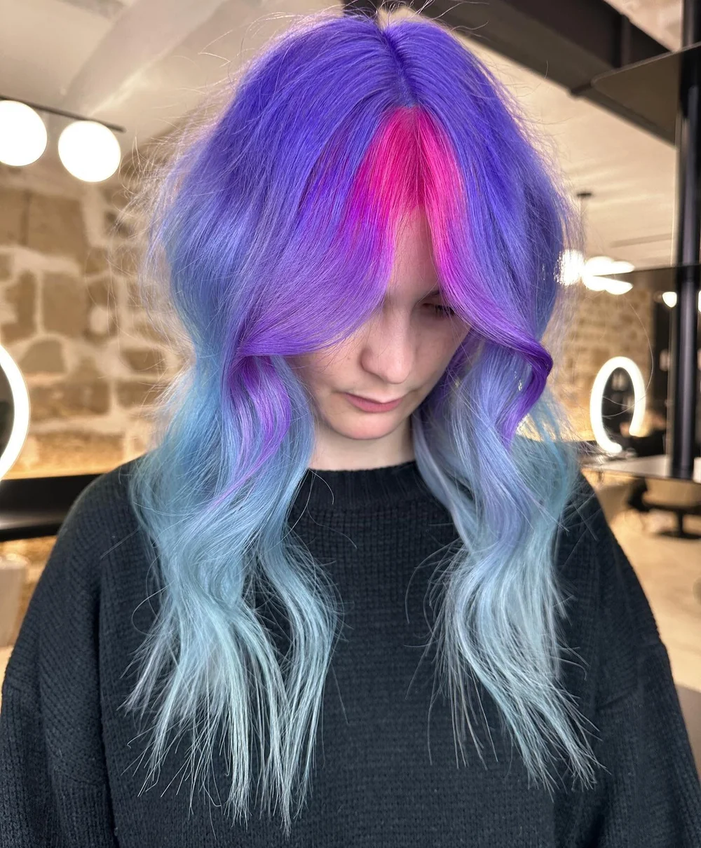 Nouvelle cr&eacute;ation avec ce placement de rose pour Angelique ! 🩷

Avec Ang&eacute;lique, on adore changer r&eacute;guli&egrave;rement de couleur tout en restant dans les tons froids ! 
Alors on h&eacute;site pas &agrave; prendre le temps d&rsqu