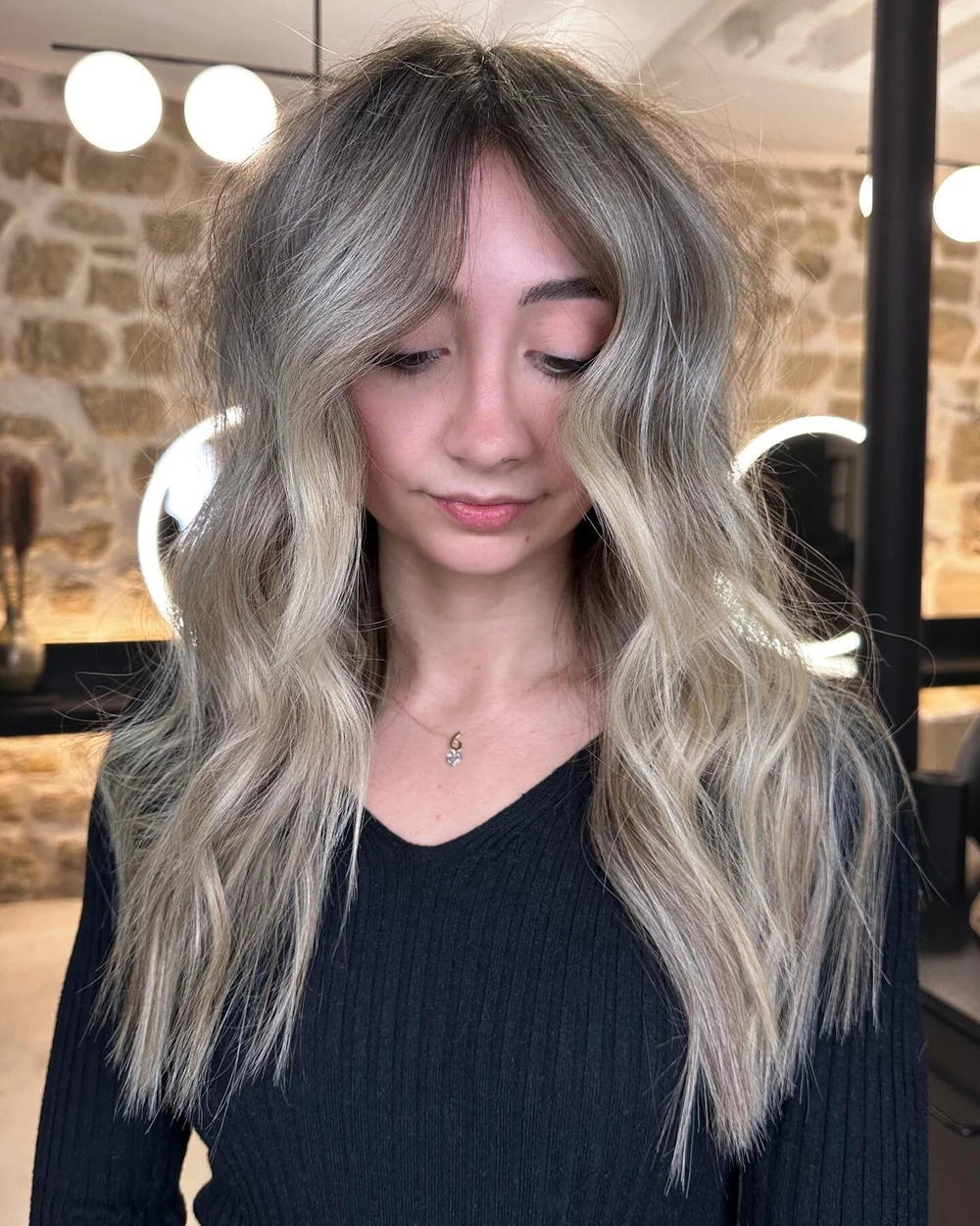 De la coloration grande surface, au blond lumineux pour notre belle Audrey !
En attendant, l&rsquo;ouverture du salon, Audrey, qui est une de nos anciennes clientes parisiennes, avait craqu&eacute;e pour une coloration grandes surfaces ch&acirc;tain 