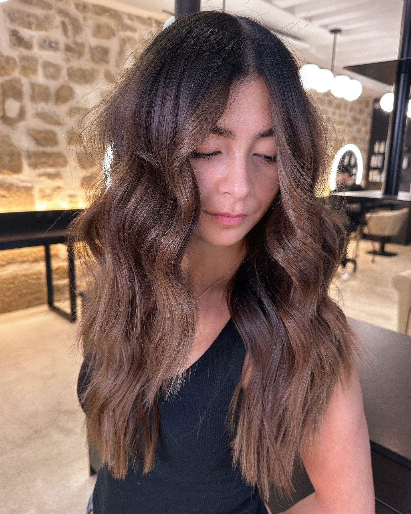 𝗡𝗔𝗧𝗨𝗥𝗔𝗟 𝗜𝗦 𝗕𝗘𝗧𝗧𝗘𝗥 💁🏼&zwj;♀️

Correction de couleur pour la belle Leonie, avec qui on a d&eacute;cid&eacute; de revenir &agrave; quelque chose de plus naturel, pour un r&eacute;sultat optimal !

On le sait bien, on souhaite toujours a