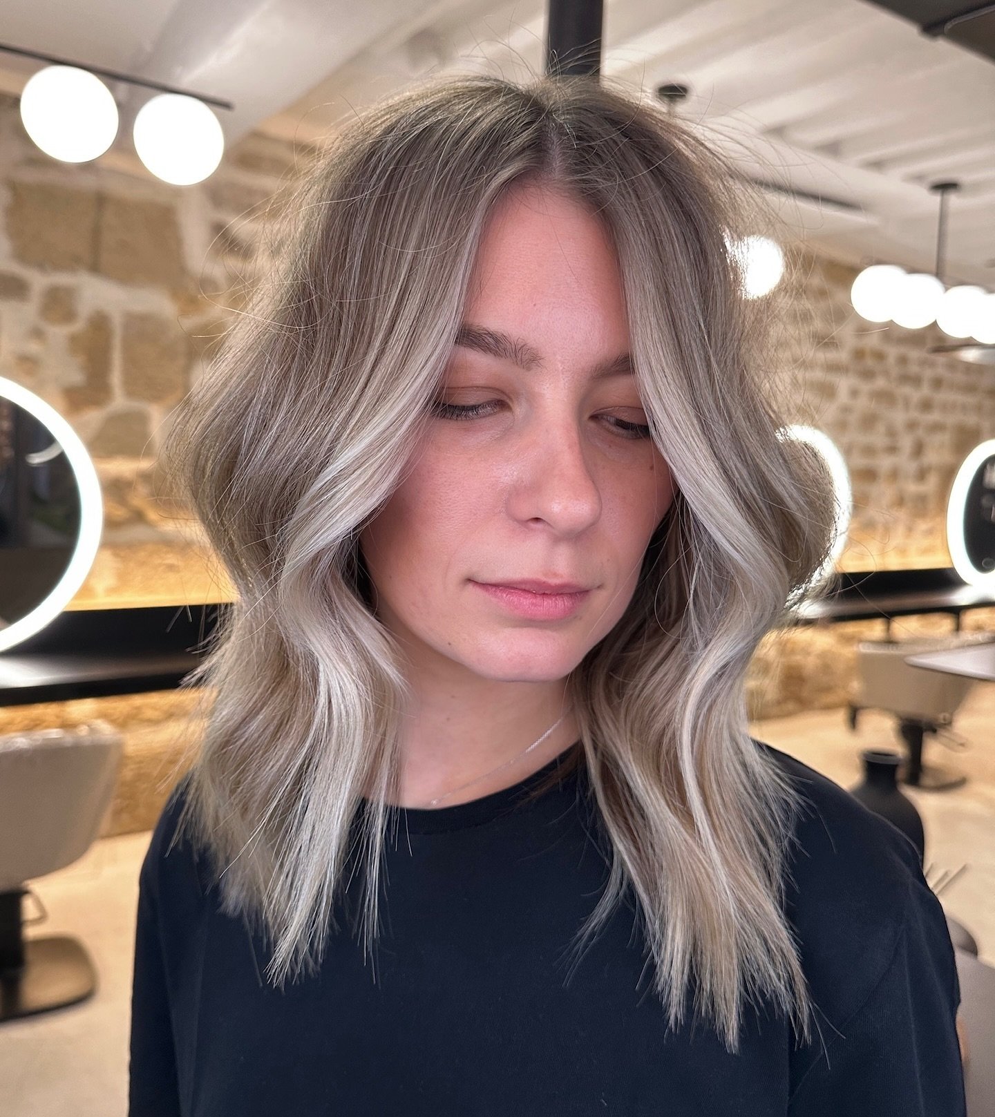 Apr&egrave;s avoir fais un balayage qui lui a litt&eacute;ralement cass&eacute; les cheveux, Joy a attendu de retrouver toute sa chevelure naturelle&hellip;

Apr&egrave;s, cette attente interminable, elle nous a fait confiance pour lui offrir le bala