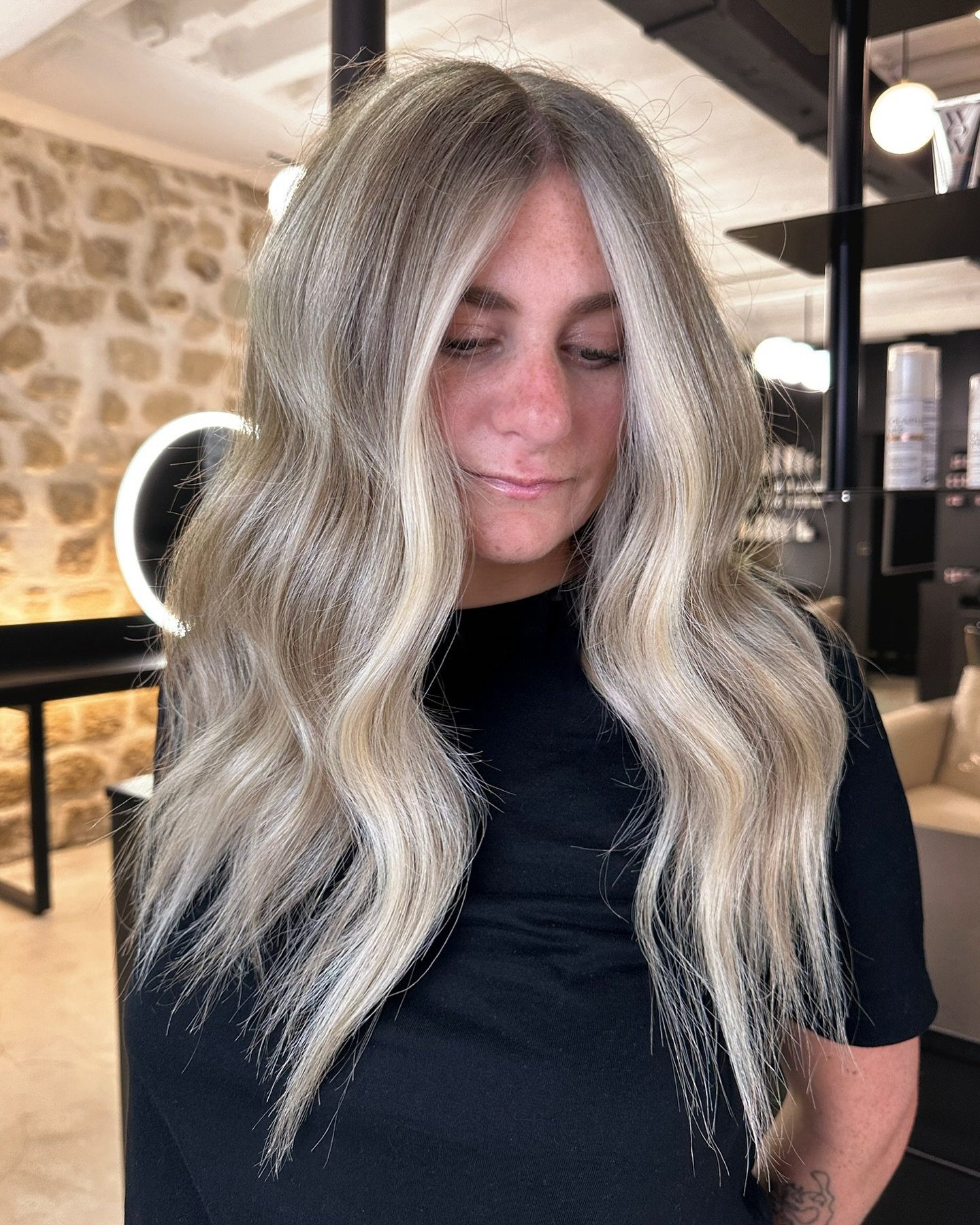 𝗕𝗮𝗯𝗲 𝗕𝗮𝗹𝗮𝘆𝗮𝗴𝗲 pour Victoria 💁🏼&zwj;♀️

Apr&egrave;s des ann&eacute;es &agrave; laisser pousser ses cheveux pour retrouver une chevelure naturelle, Victoria est venue nous voir pour r&eacute;aliser le balayage de ses r&ecirc;ves, pour un