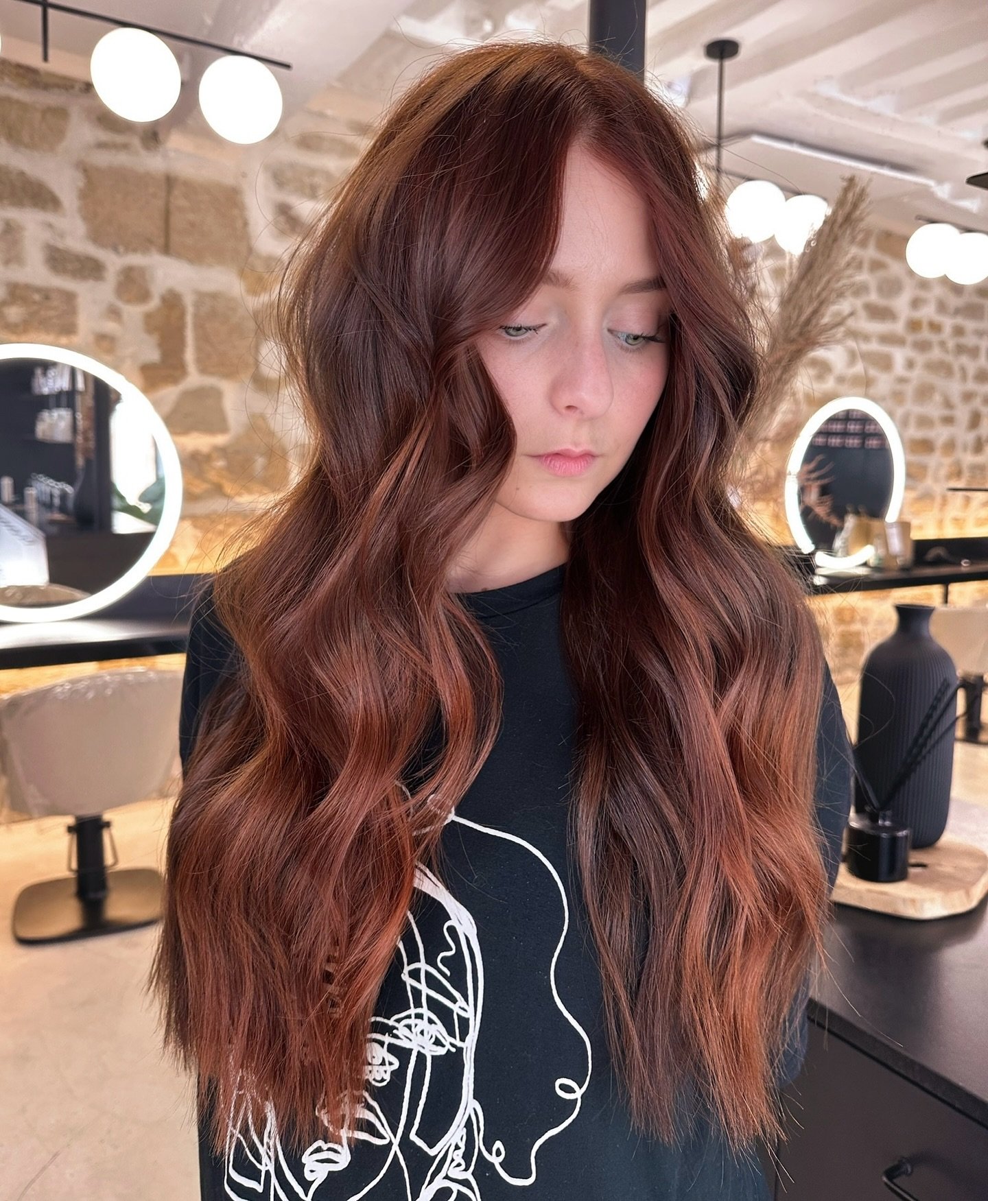 𝗗𝗼𝘂𝗯𝗹𝗲 𝗚𝗹𝗼𝘀𝘀 &amp; 𝗖𝗼𝘂𝗽𝗲 𝗕𝗿𝘂𝘀𝗵𝗶𝗻𝗴 pour sublimer les cheveux incroyables de @shelley.s_nails 💁🏼&zwj;♀️

Shelley voulait changer de t&ecirc;te et partir sur une coloration cuivr&eacute;e ! On valide totalement cette couleur qu