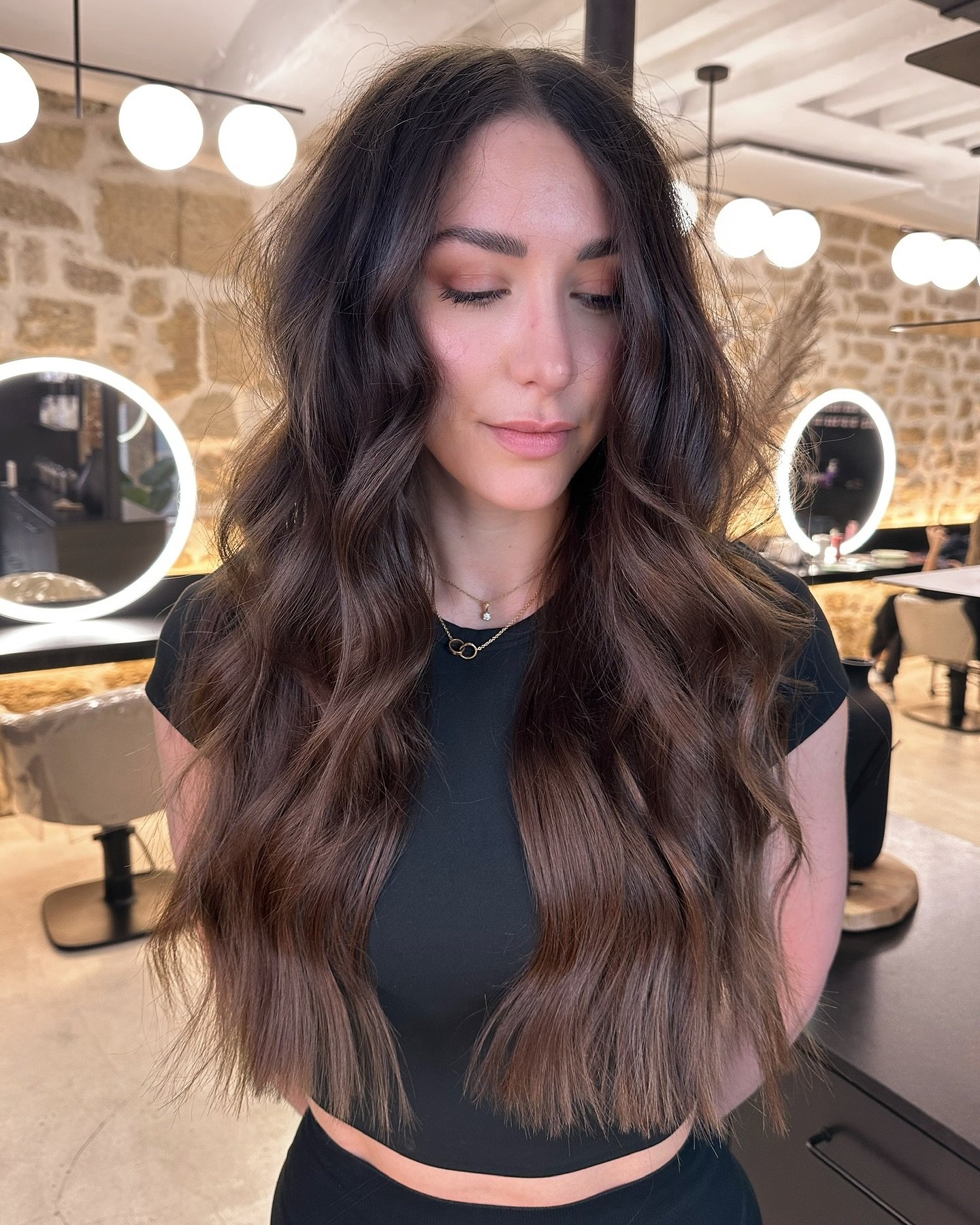 L&rsquo;automne est de retour 🍂
Et ce pour le plus grand bonheur des fans de Harry Potter, des cha&iuml; latte, des longues journ&eacute;es sous la couette, mais surtout des brunettes 🙋🏼&zwj;♀️
Et oui les filles, cette saison c&rsquo;est la v&ocir