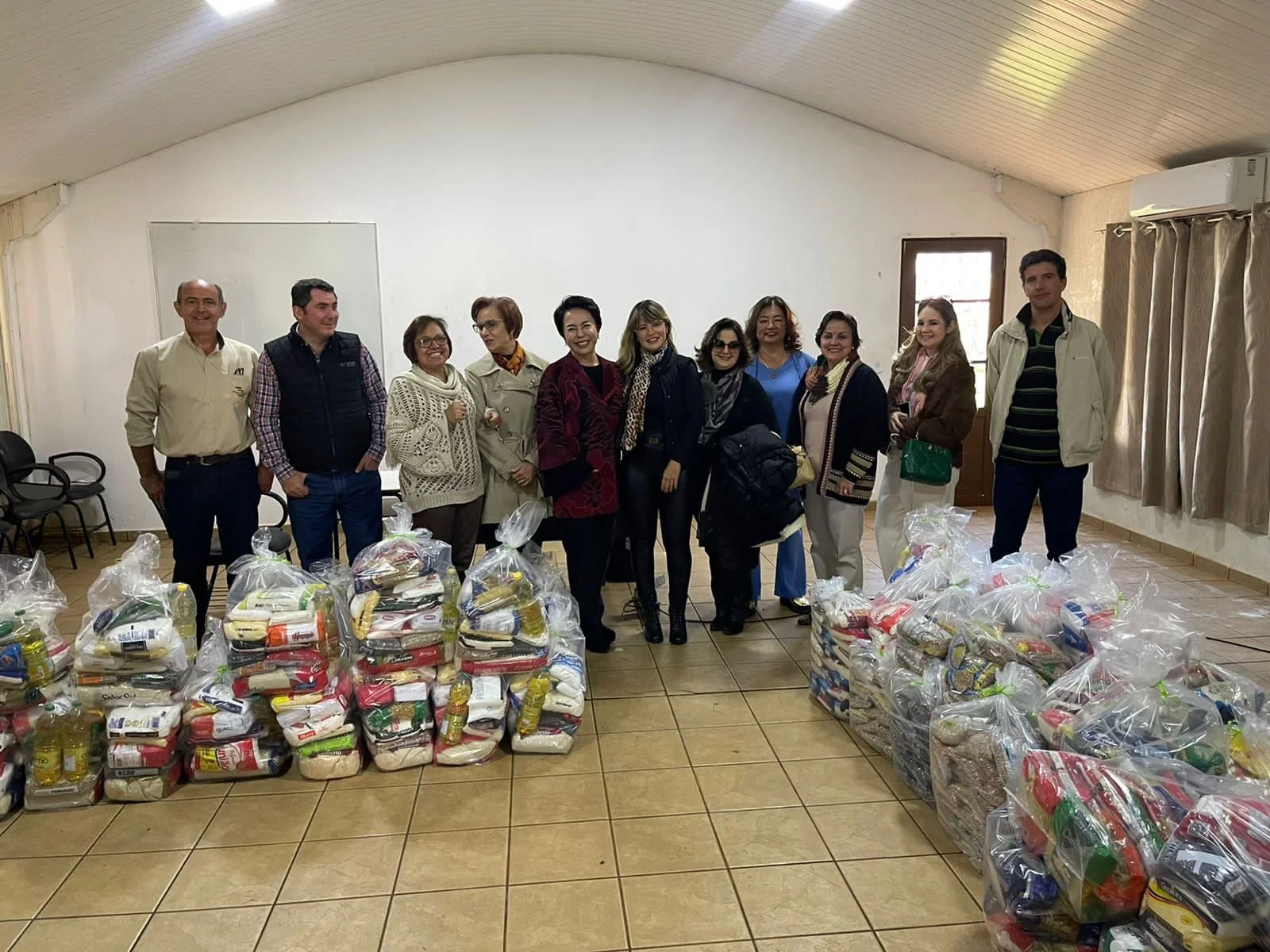 Grupo ‘Chamados a Servir’ recebe cestas básicas da 56ª Expoagro