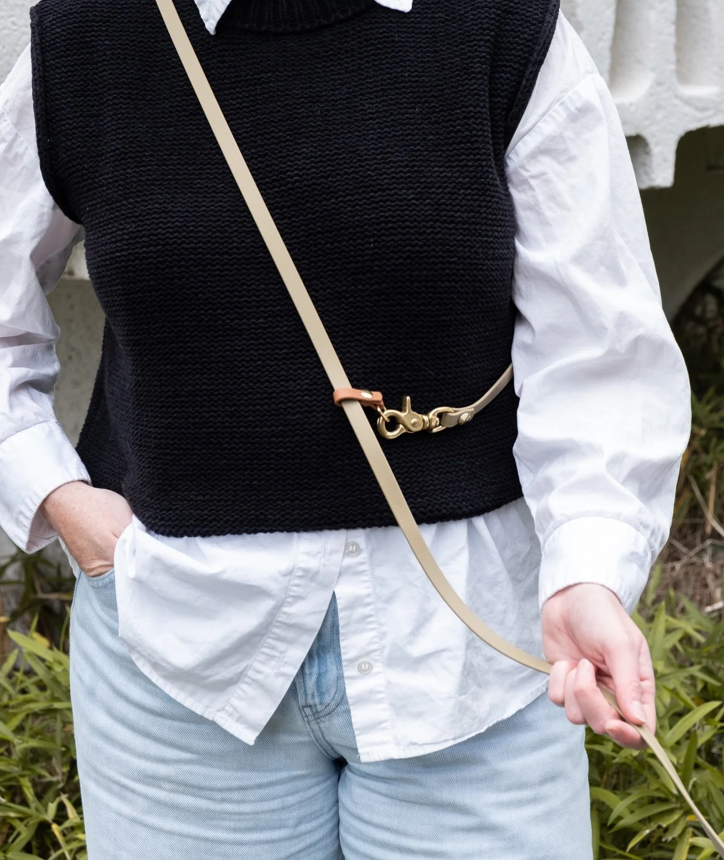 The Willow and Fawn leash with brass hardware is a colour combo we all melt for. Hand-made in Vancouver with all materials sourced from Ontario. This wonderful leash was just shipped to Toronto! Get yours online at www.forthedogstraining.ca or send m