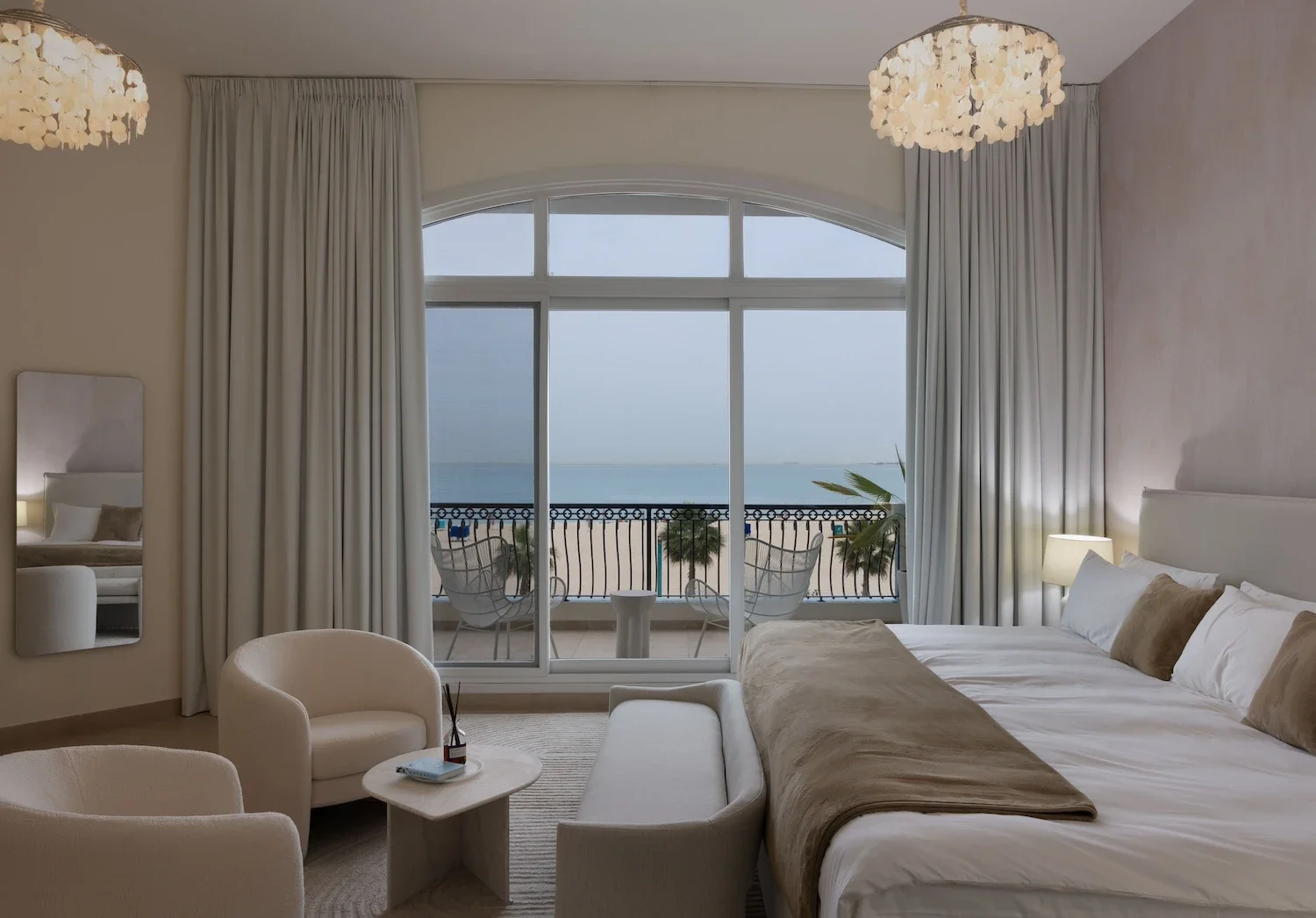 kite-beach-villa-master-bed-01-dubai-interior-design.webp