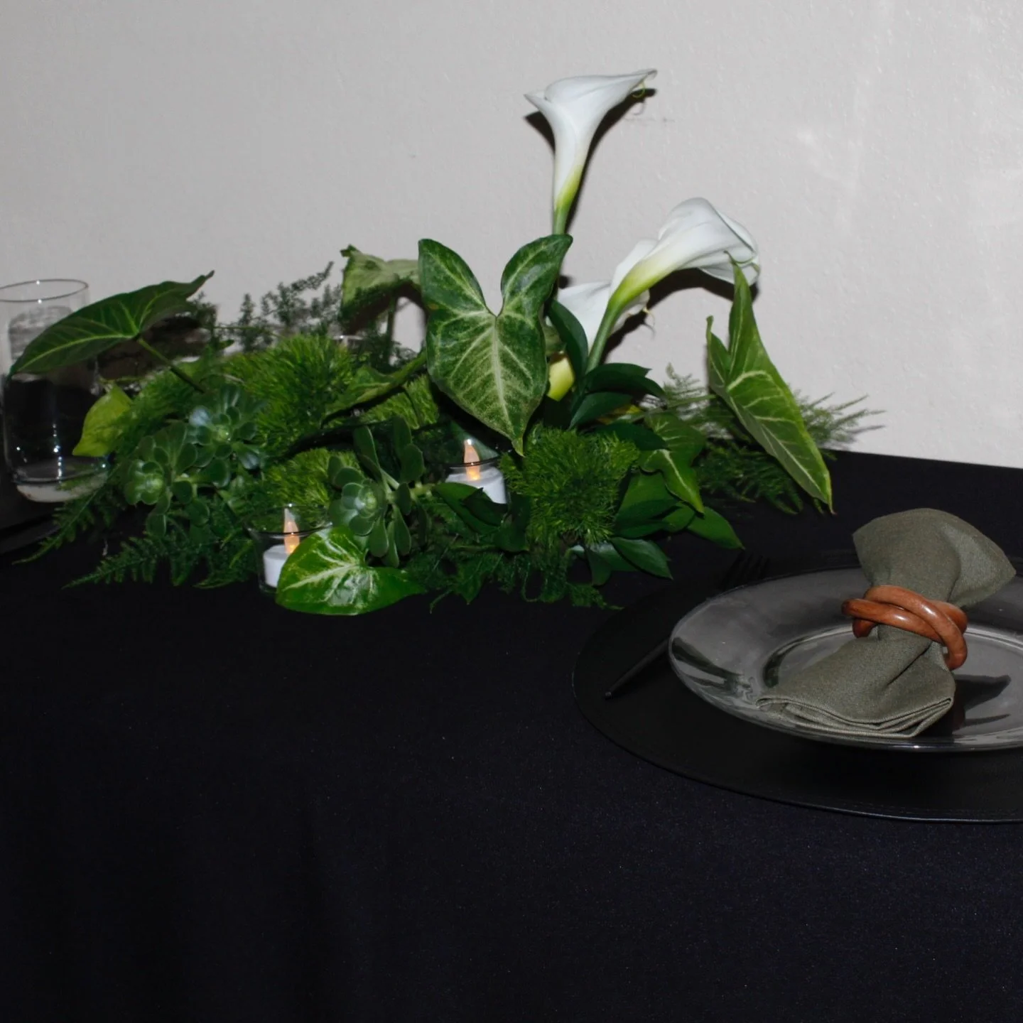 Blooms chosen for warm days and golden nights 🌞🏝️🌙✨
#eventinspiration #islandlifestyle #greendesign #tabledecor #florals