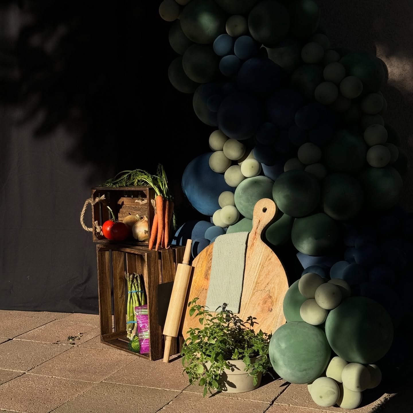 Fresh, understated, organic 🤌✨👨&zwj;🍳 DM for what&rsquo;s in stock or to style your next event! 😊💖

#naturaltextures #woodenprops #masculinedecor #partythemeideas #vegetablephotography