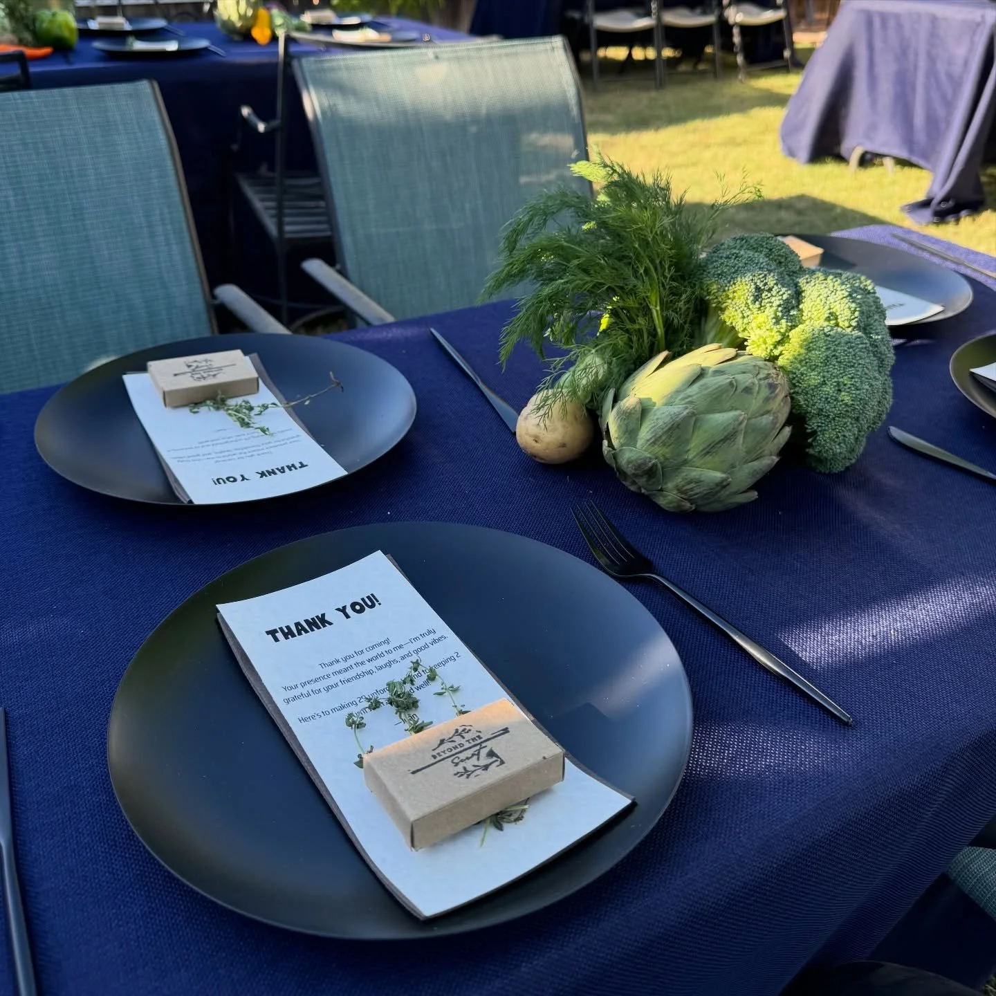 CURRENTLY INTO: tables that feel fresh, simple, &amp; organic 🌿
Nothing overdone, just clean details and natural textures that come together effortlessly. ✨

A style I&rsquo;ll always love creating 🥰

#organicstyle #masculinedecor #naturaltones #na