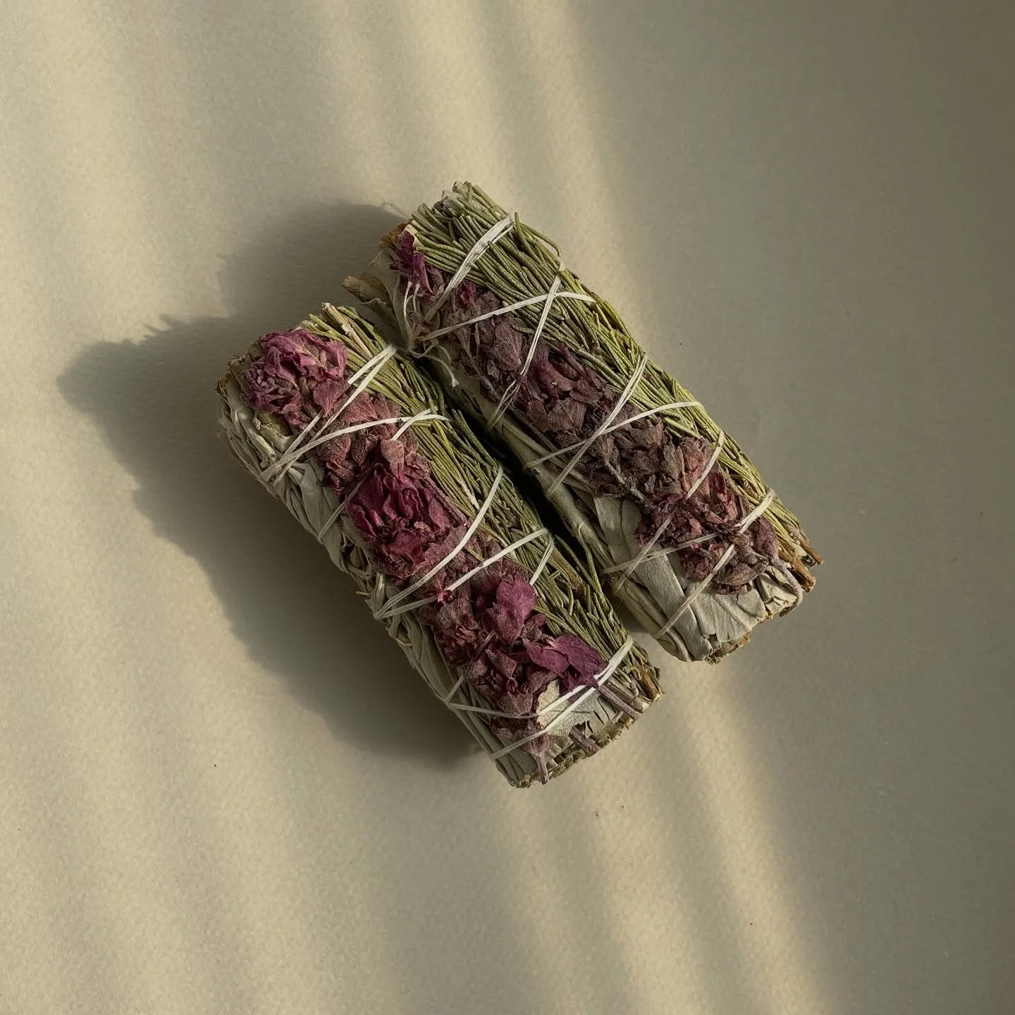 ALL TYPES OF FLOWER! 😍LAVENDER SAGE🌿💜

A little bundle of calm, perfect for housewarmings, small gifts, or treating yourself!✨ Use it to cleanse your space, set intentions, or simply enjoy the soothing scent. Pair it with our abalone shells for a 