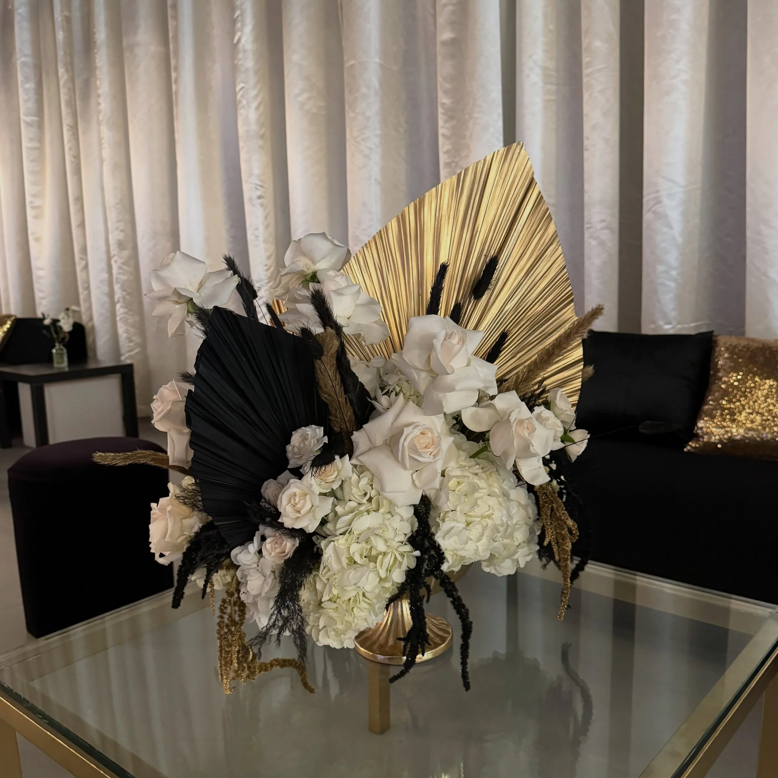 In a room full of people, we&rsquo;ll still make you look! 🤭🤍✨

Florals: @beyondthescent @beyondevents.la 
Decor and Balloons: @mollieco_events @balloongalsla 
Custom Dance Floor Decal: @79_creative_event_printing 

Black &amp; Gold GATSBY GLAMOUR 