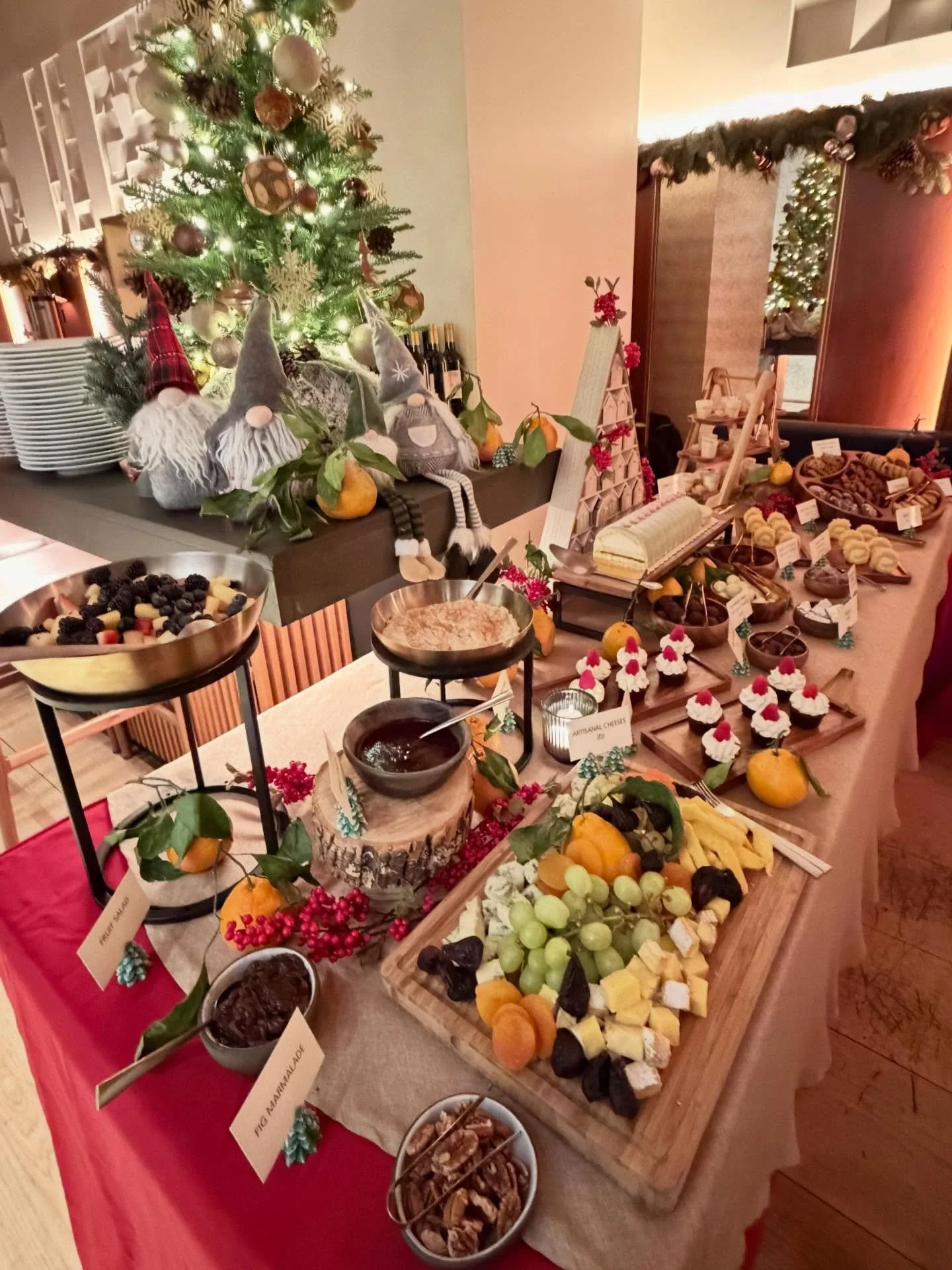 Wishing all of our dear IG friends + followers a very Happy Holidays and Merry Christmas today! Thank you for being a part of our lives, on the farm and off! We wish each and every one of you a joyous and peaceful holiday, filled with beauty, love an