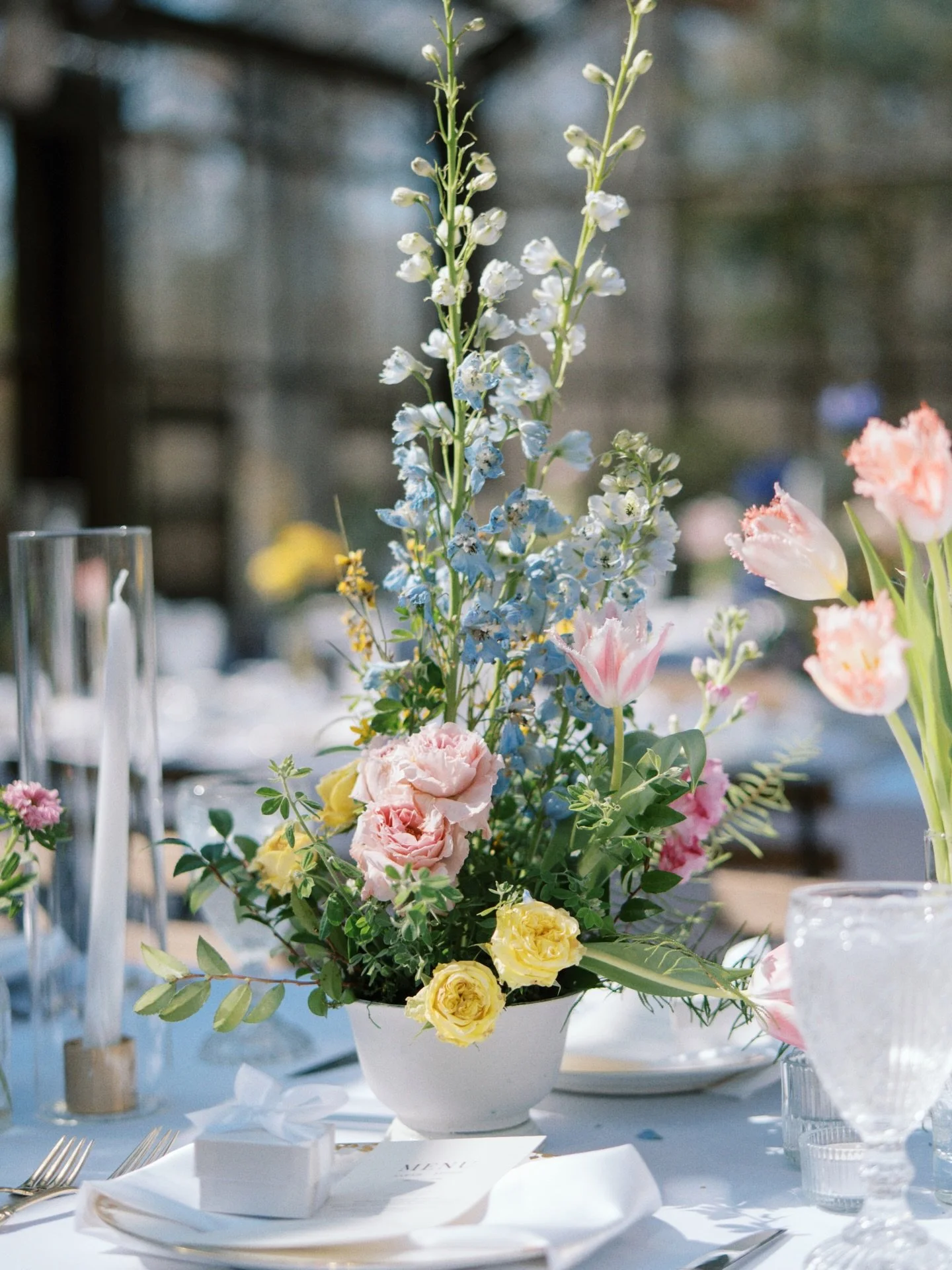 Idyllic spring florals and tables from @kevinlearonmain @minttobewedding