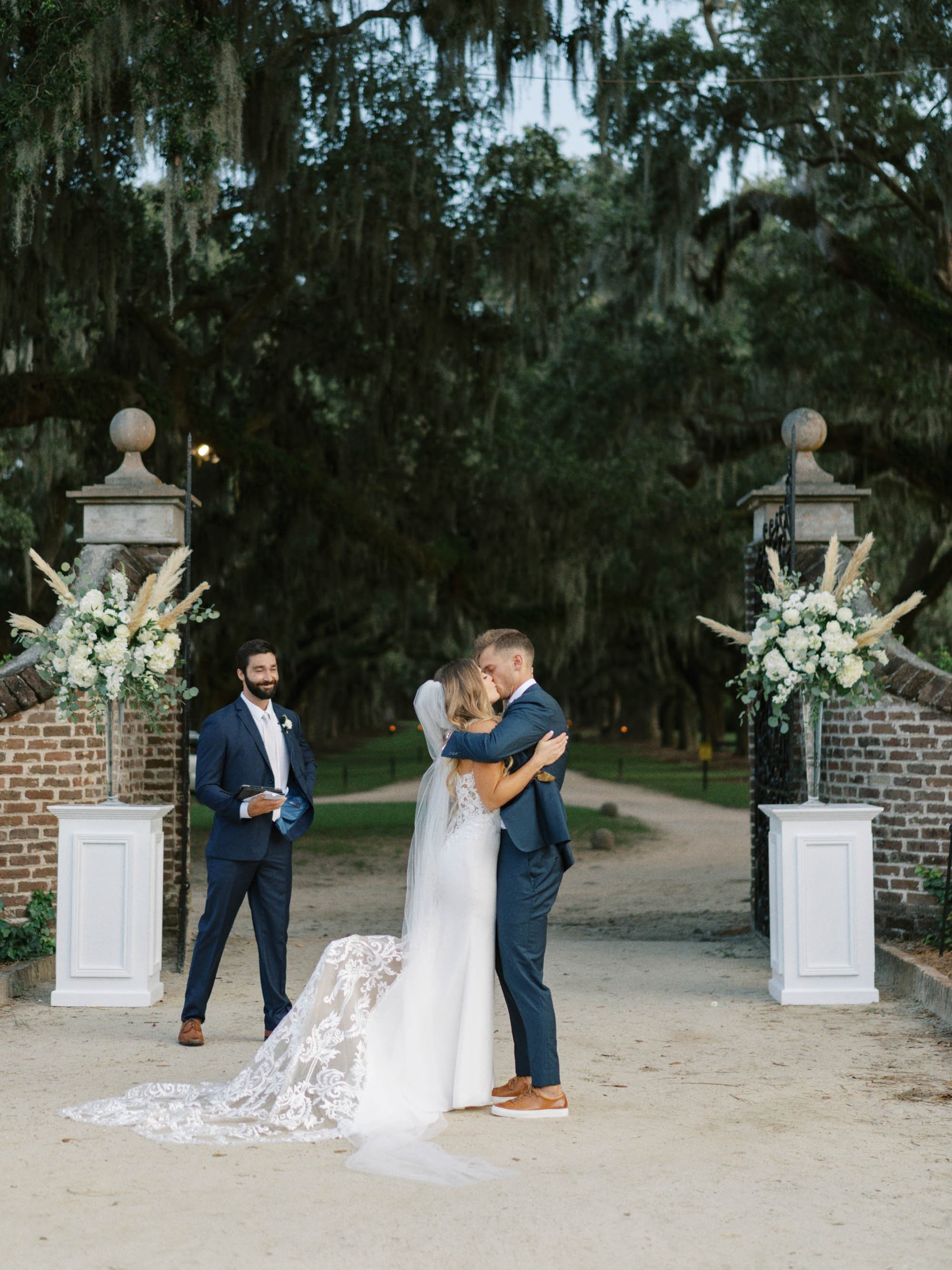 boone-hall-charleston-summer-wedding-photos_022326_00063.jpg