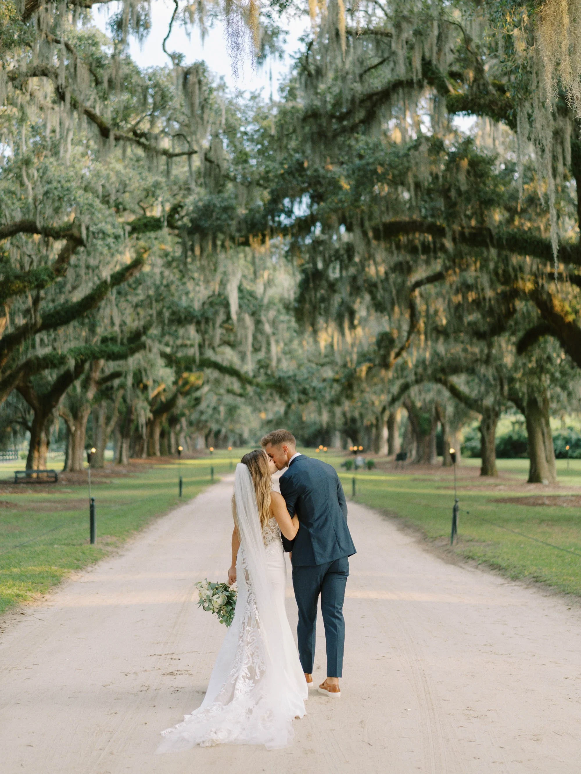 boone-hall-charleston-summer-wedding-photos_022326_00096.jpg