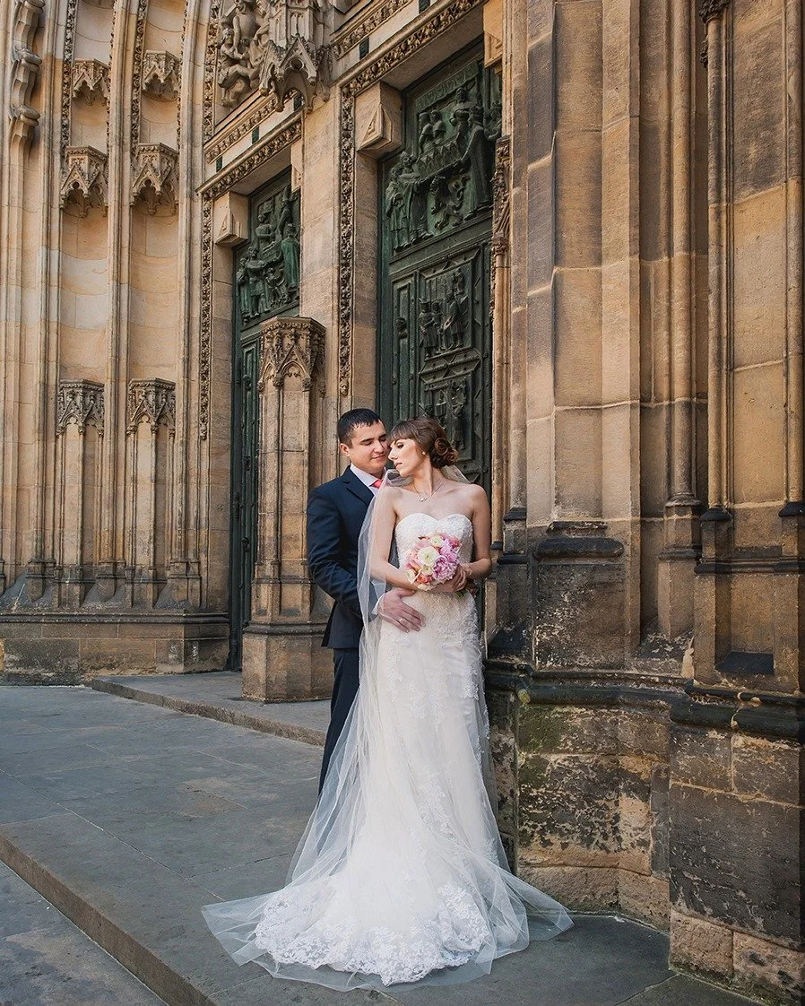 I love Prague Castle. The architecture is just incredible and every corner offers a stunning backdrop for photos. Definitely a dream location for capturing timeless shots and I always look forward to going back.

#luxurywedding #destinationwedding #c