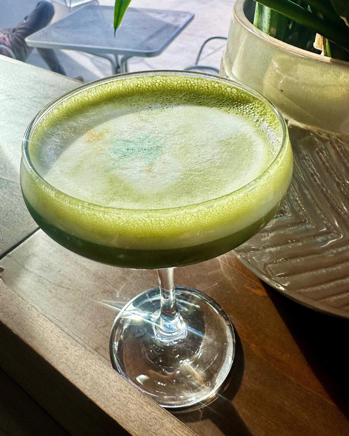 🍀 Cocktail 🍸 Special this weekend! Leprechaun 4: Avo in Space 👽 

@drinkcathead  Vodka
Branca Menta Liqueur 
Vanilla
Matcha
Oat Milk 
Mint Bitters
Gold Glitter 
.
.
.
#plantbased #vegan #restaurant #nashville #nashvillerestaurant #cocktails