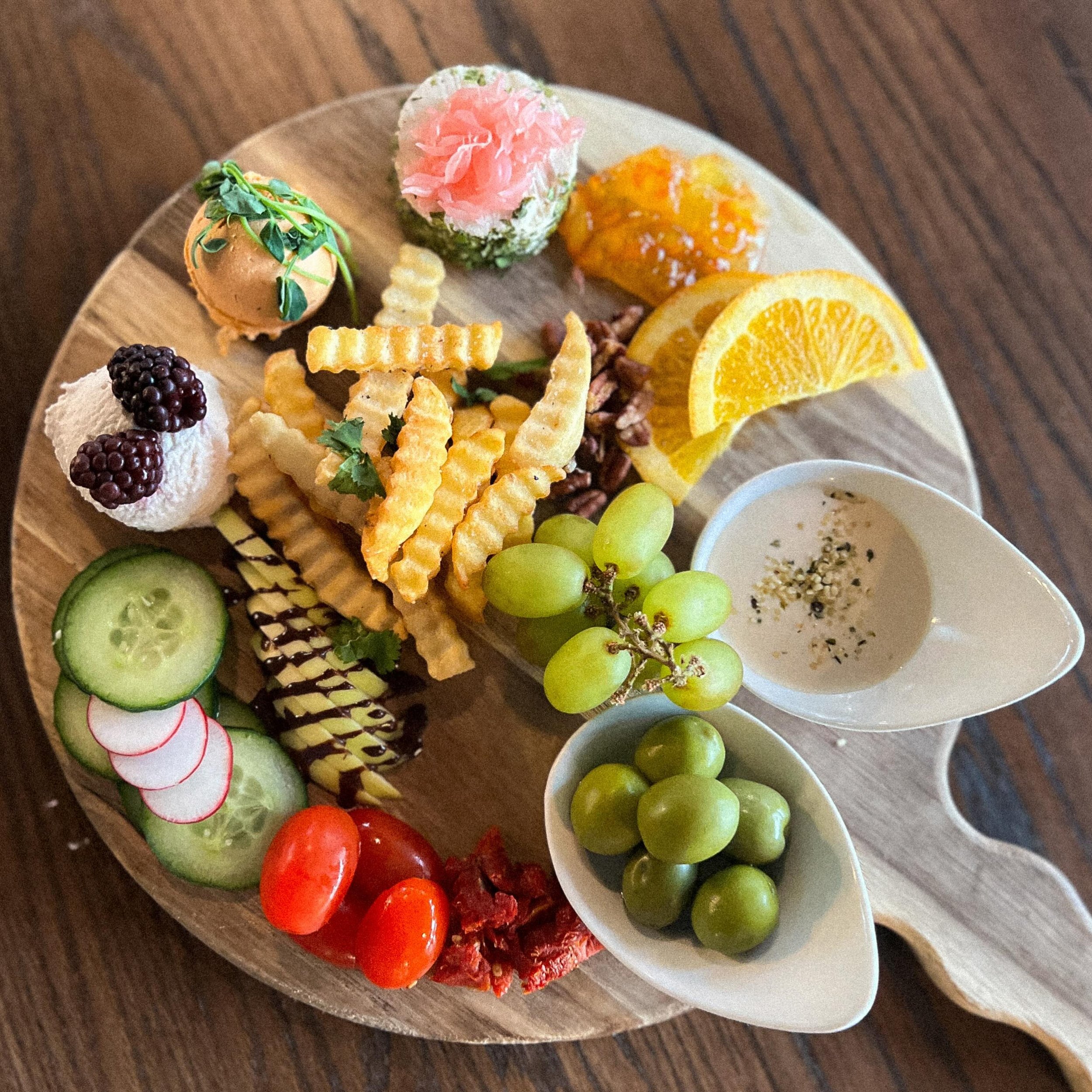 🌱 CHZBOARD featuring lemon herb almond ricotta, cashew chevre, and cashew cheddar 🧀
.
.
.
#plantbased #vegan #restaurant #nashville #nashvillerestaurant