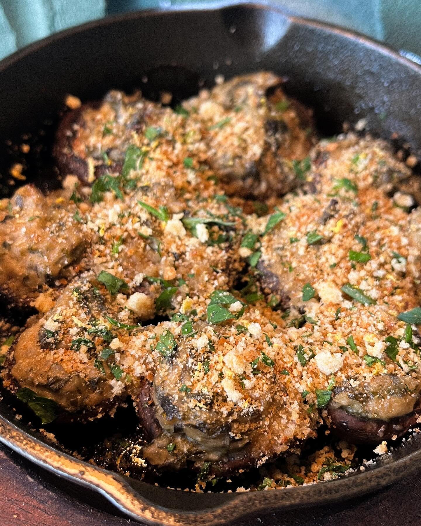 YUM! 🍄&zwj;🟫 Stuffed mushrooms with spinach &amp; artichoke cashew filling, topped with our gf lemon herb breadcrumbs 🍋 

Head over to our website to make a reservation now! Busy season has arrived and we highly recommend making a reservation for 