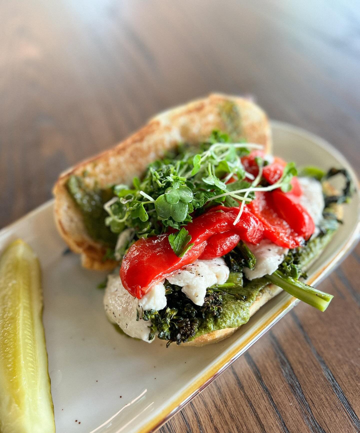 🥦 ROASTED BROCCOLINI HOAGIE
Pistachio walnut pesto, cashew mozzarella, roasted red pepper, lemon &amp; herbs

You can make it gf by substituting hoagie with wild rice &amp; quinoa! 

Served every Tuesday- Friday for lunch!