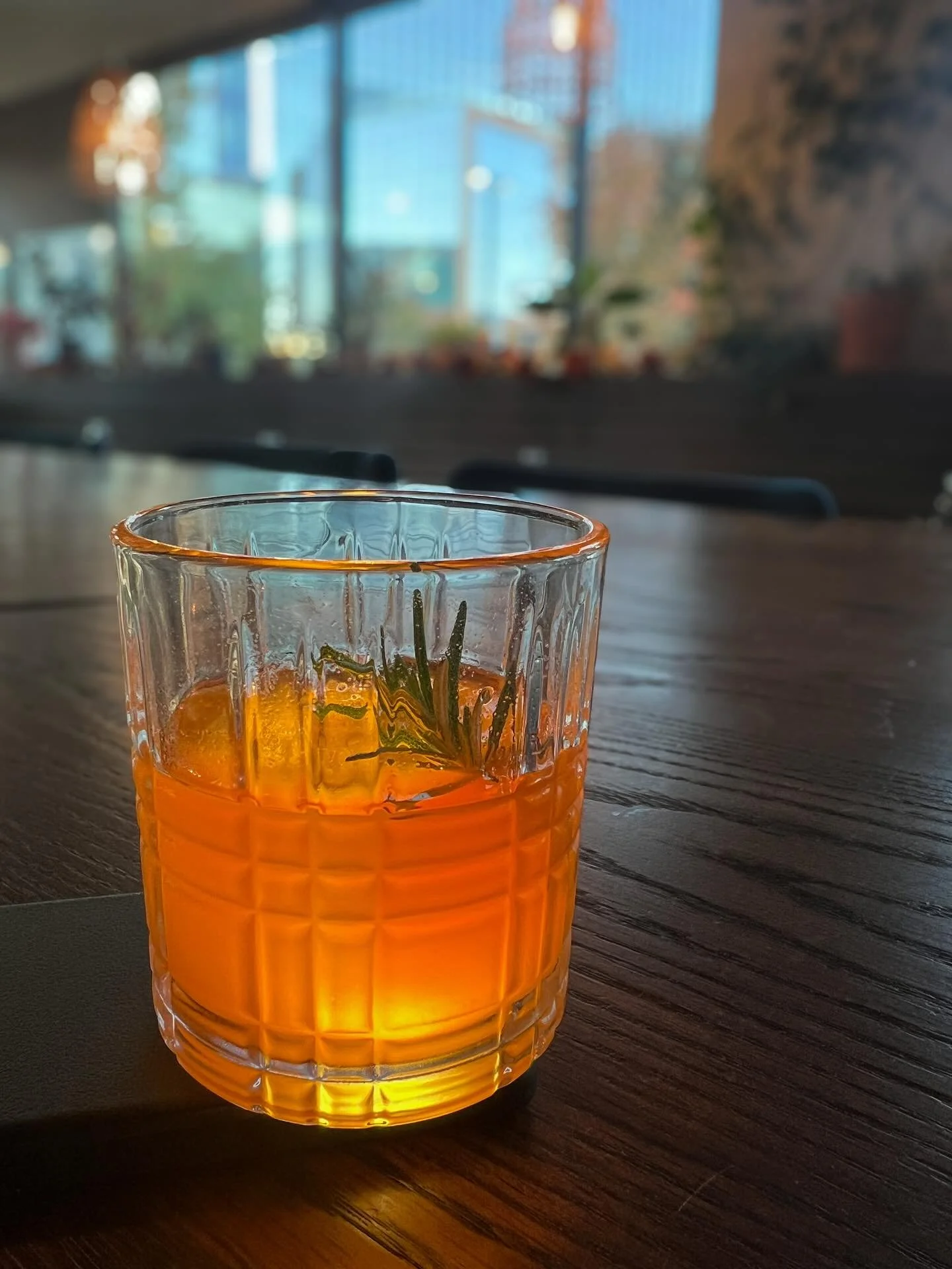 As the wind sweeps through the day, a little warmth goes a long way. Our cocktail special, Pumpkin King, infused with pumpkin, rosemary, and black peppercorns brings comfort in every sip 🍂🥃 

Thank you @krissykrittens 🤎 for making this beautiful r