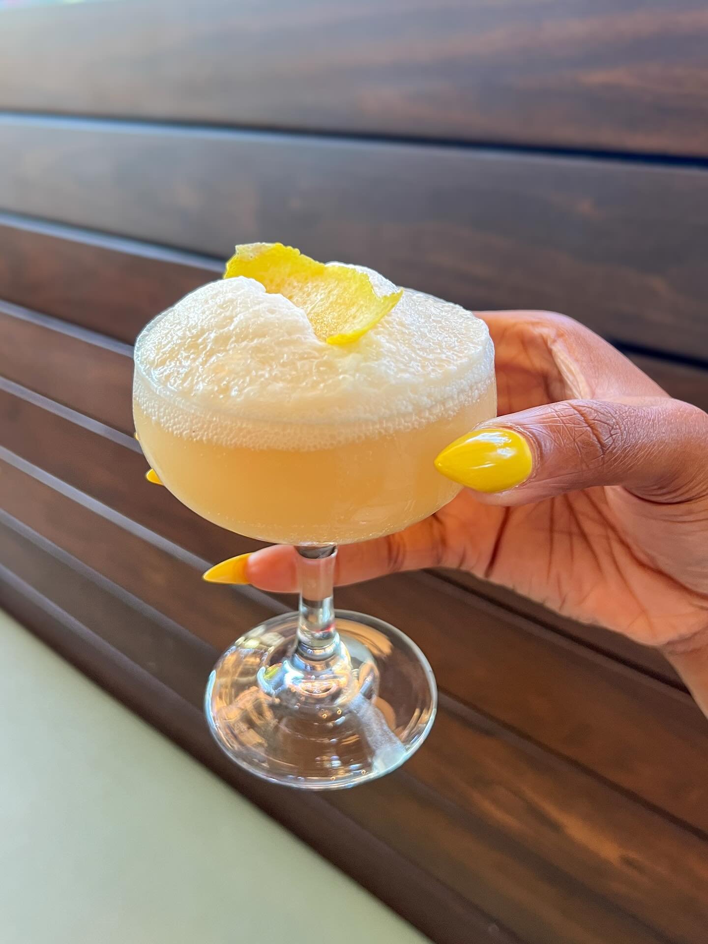Meet Lord Grey ✨
Lemon, earl grey syrup, coconut, and a bubbly NA prosecco finish.

Elegant &amp; zero proof 🍋

#mocktails #zeroproof