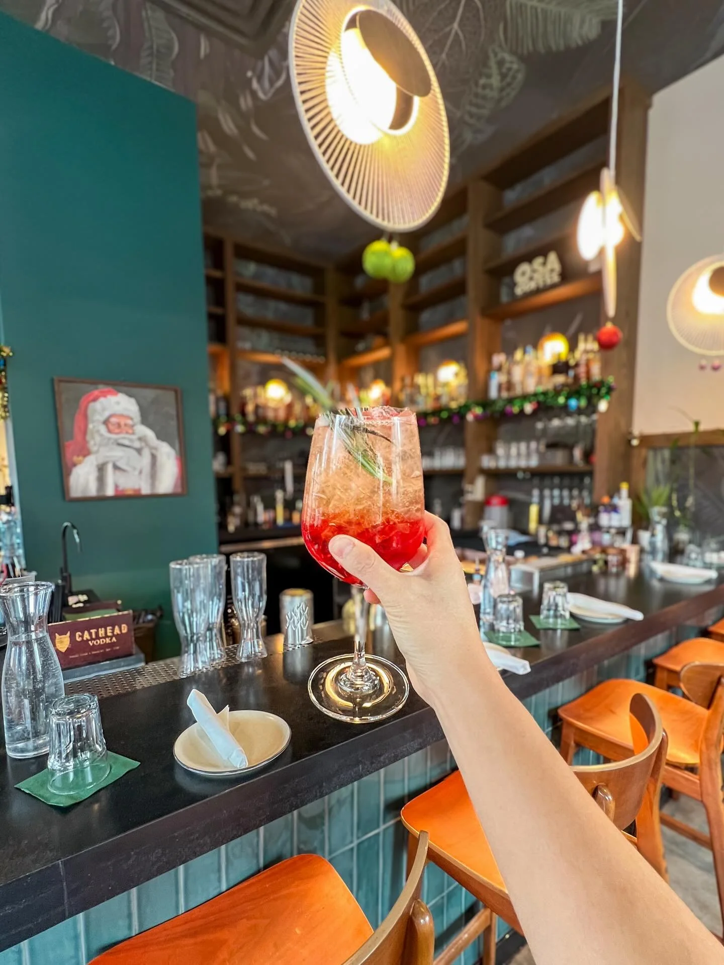 Meet Martha May Whovier, shining as bright as the decorations she hangs around town ✨

A sparkling mocktail made with @mionettoproseccousa NA aperitivo, topped with holiday glitter and all the Whoville cheer 💚🎄

#mocktails #christmas #thegrinch