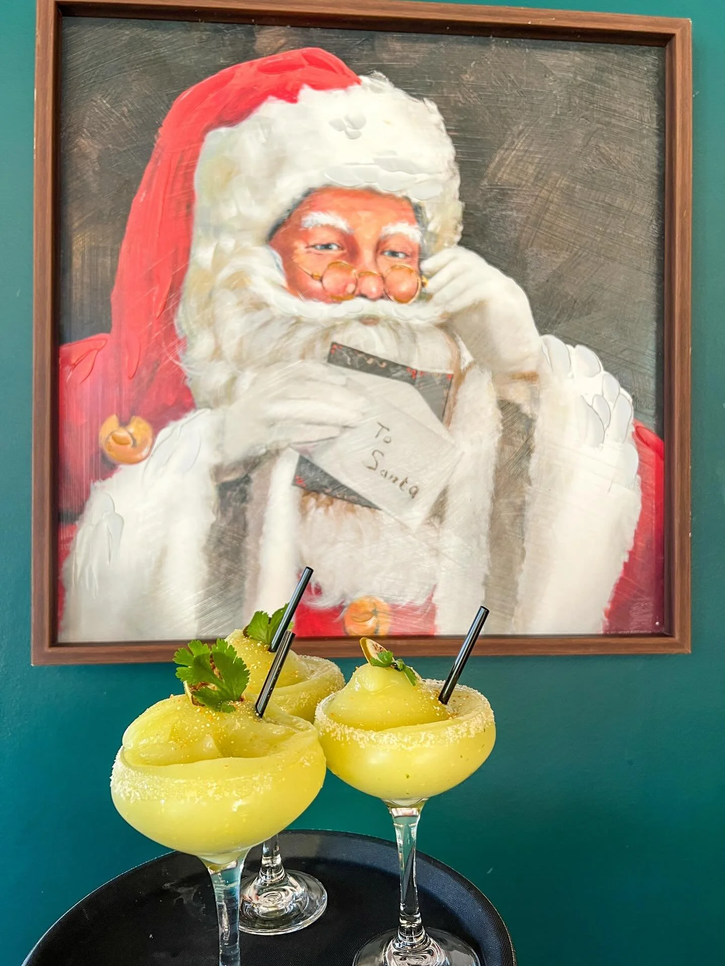 Even Santa can&rsquo;t resist these avocado margaritas 👀 🎄🥑 ❇️ &hearts;️