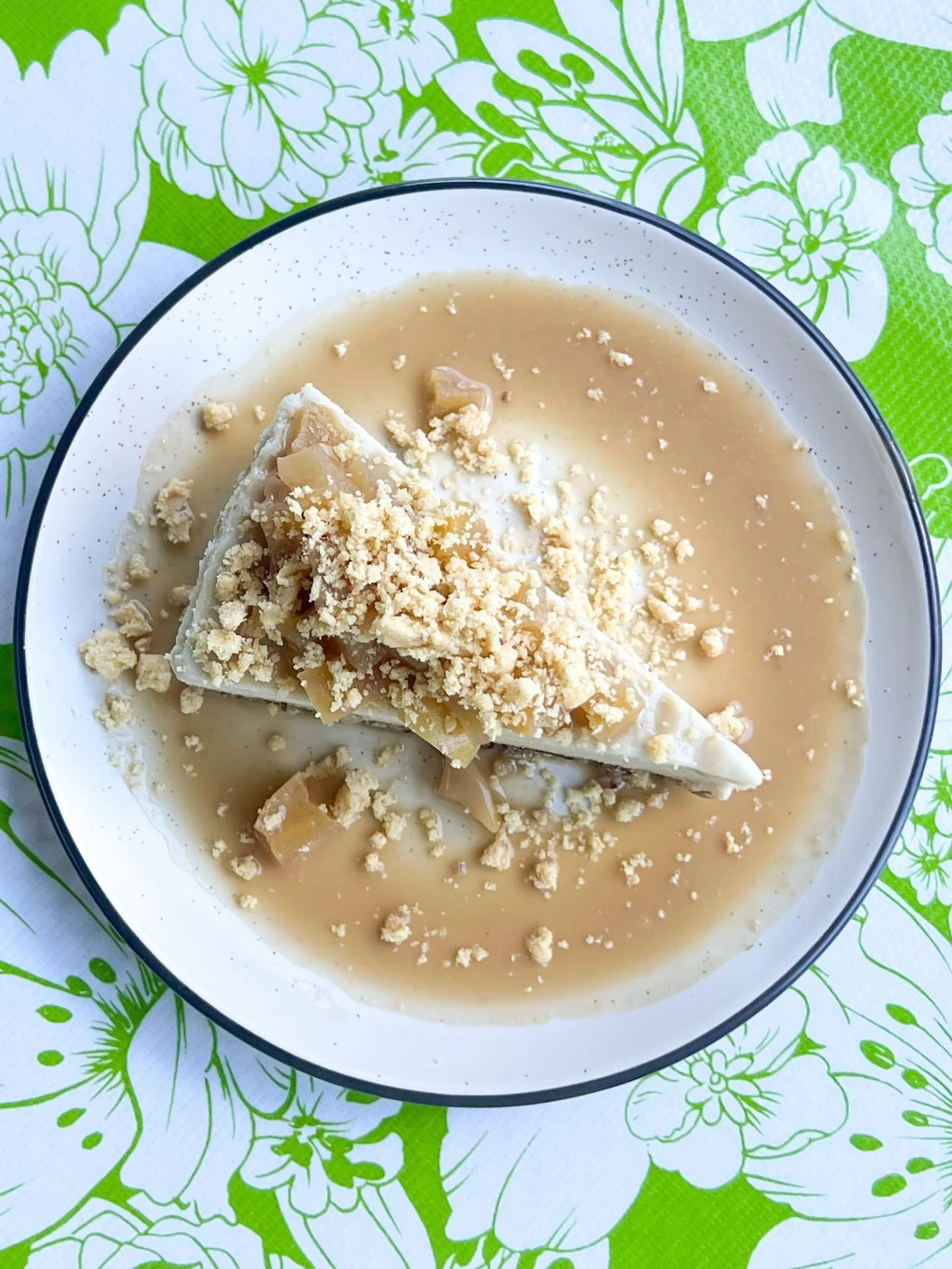 Now serving: APPLE PIE Cashew Chzcake 🍏🍎
Topped with warm caramel apple compote + pie crust crumble 🤎

Mother&rsquo;s Day is this Sunday - have you made your reservations yet? We&rsquo;ll be running specials all weekend. Celebrate mom with us ✨