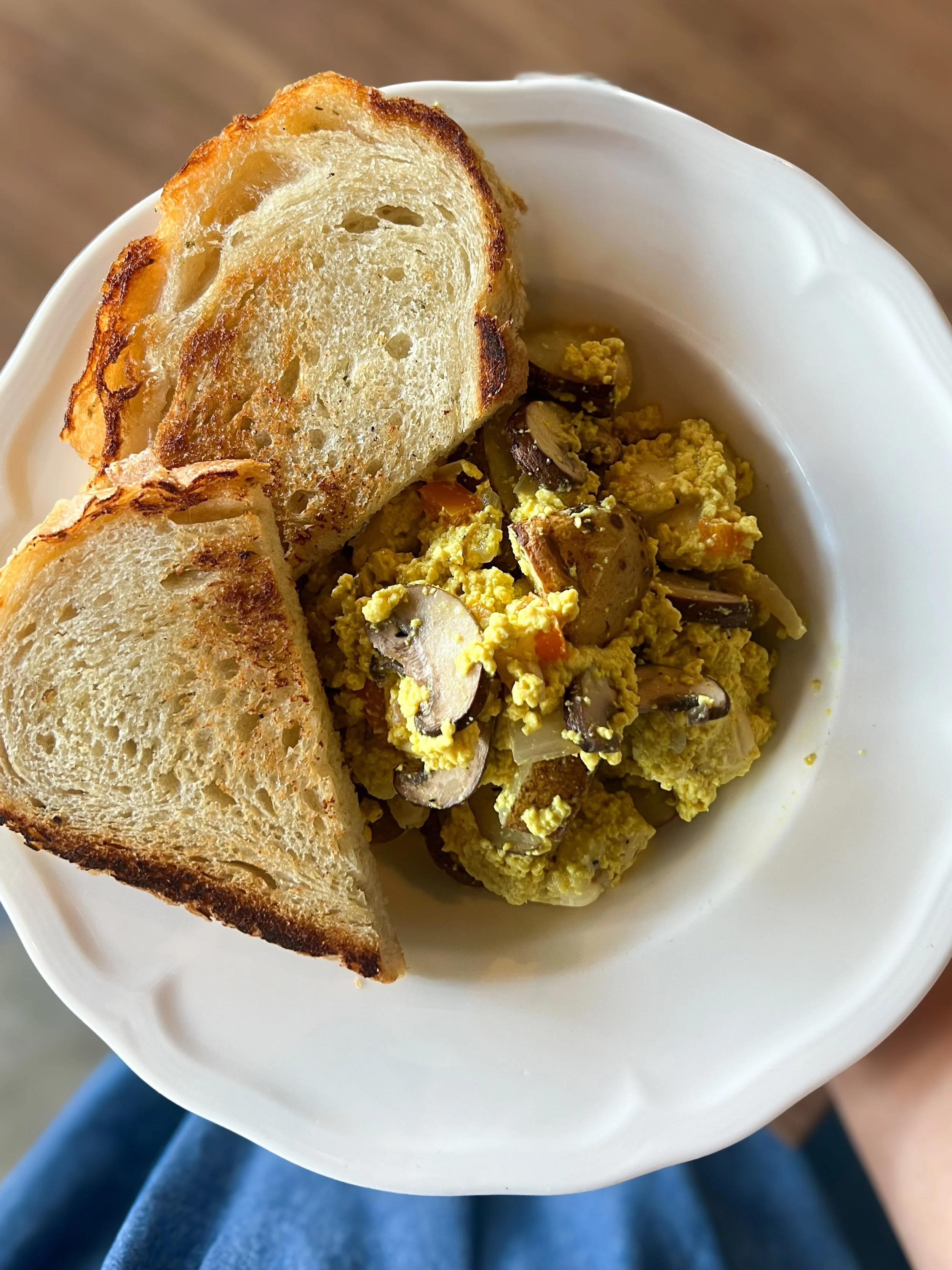 Sometimes you just need a simple hearty breakfast. Our breakfast scramble bowl has tofu scramble, pepper, onion, mushroom, roasted potatoes, and Swiss chz with a side of toast 🌱 Available for dine-in and takeout from 11am-3pm this weekend.