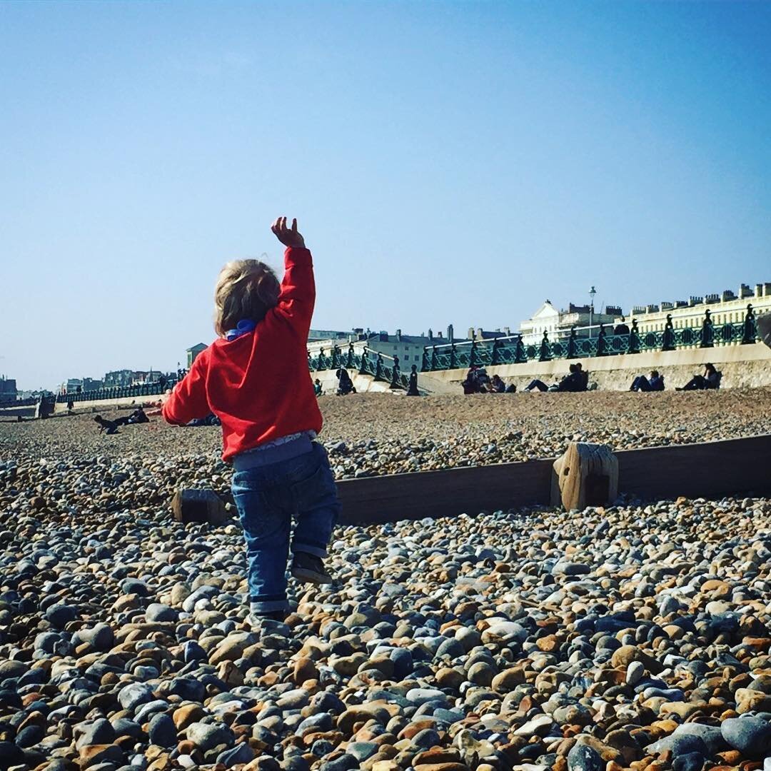 Hand up if you don&rsquo;t want the weekend to end! 🙋🏽&zwj;♀️
Such a wonderful weekend spent on Brighton beach in the sunshine...having nature as a playground is such a treat and watching my little man spend hours just playing with the sea water an