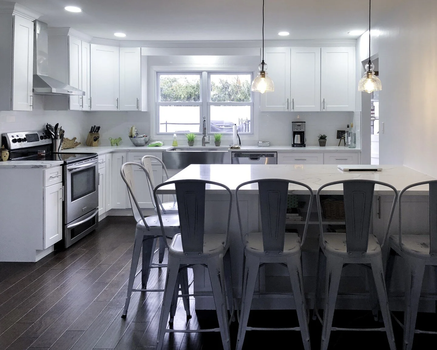 Add that rustic touch to your classic white shaker kitchen with a farmhouse sink! Bonus points if you get matching finishes for your appliances like this one 🤩😁

📸&amp;📝: @kitchen.destination 

#whiteshaker #kitchendesign #farmhouse #farmhousedec