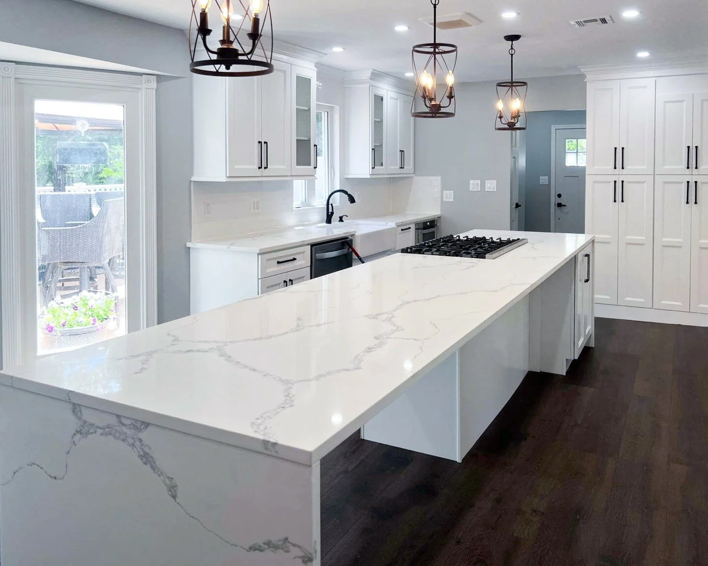 You don't have space for a dining room? Consider this seamless dining table that is fused into your kitchen island! 

📝&amp;📸: @kitchen.destination

#modernkitchen #whiteshaker #kitchendesign #kitchenisland #kitchen #kitcheninspo #kitchengoals #int