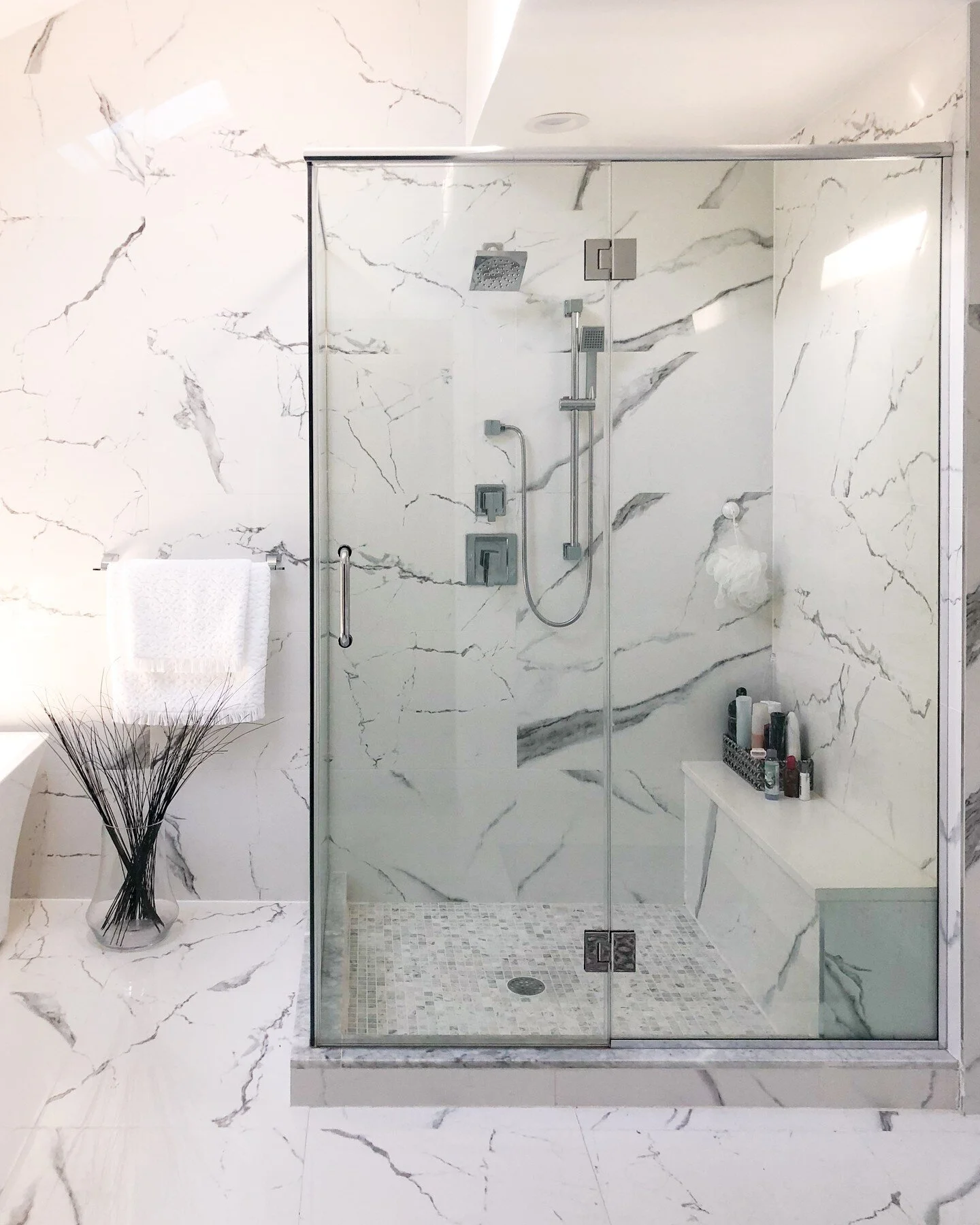 Isn't this bathroom absolutely breathtaking?! A stunning double take and the sit in bench is THE perfect touch of elegance to this master bathroom 😍✨

📸: @kitchen.destination 

#luxury #bathroom #bathroomdesign #shower #kdcabinetsdesign #spaday #ho