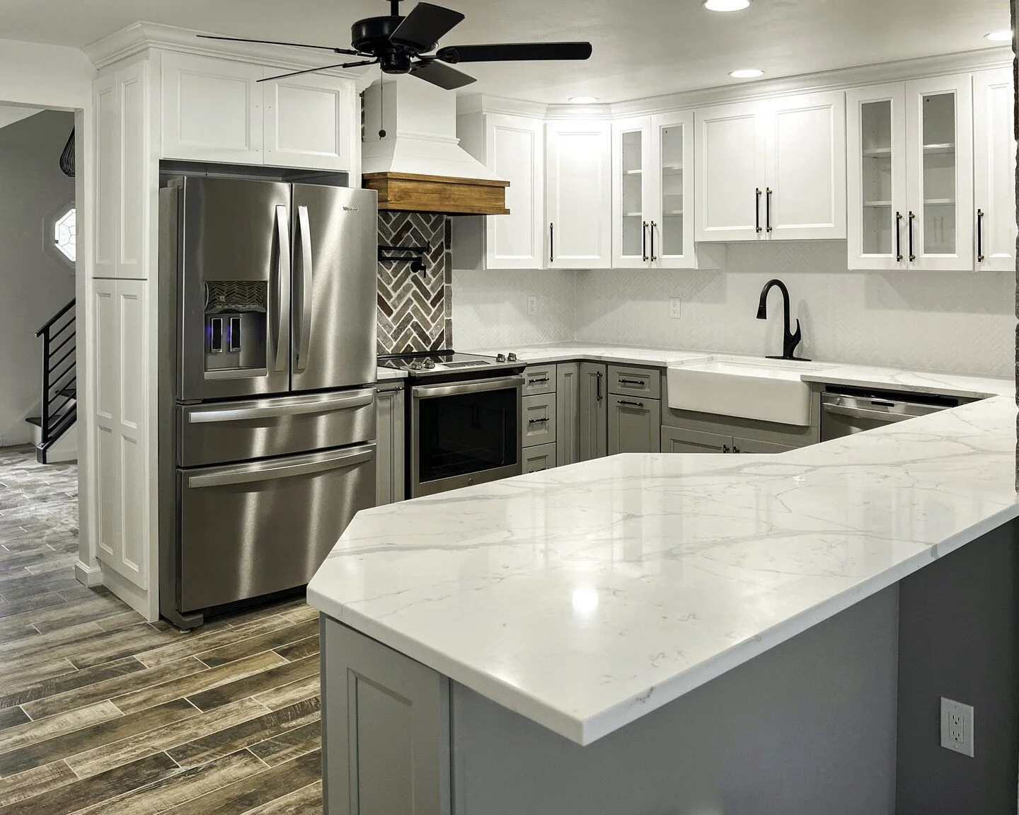 Obsessing over all the little details in this chic farmhouse kitchen! Another beautiful job from our team @kitchen.destination 🙌

📸&amp;📝: @kitchen.destination

#homedesign #interior #instahome #homestyle #homesweethome #interiordecor #instadesign