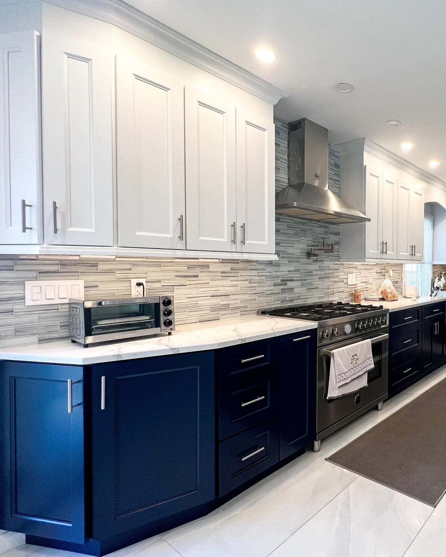 Happy Monday! Here's a little sneak peek into A's modern blue fantasy! 😍

📸&amp;📝: @kitchen.destination

#new #kitchen #kitchendesign #kitchenremodel #renovation #remodel #kdcabinetsdesigns #blue #bluekitchen #modern #navyblue #interiordesign #int