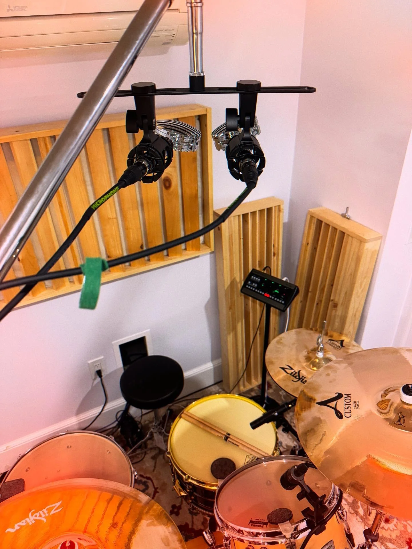 Vibes, massive drums, and no apologies. This is how we do it at Aurora. 🥁⚡

#AuroraSoundStudios #MassiveDrums #StraightVibes #DrumTracking #AnalogDrums #ProAudioLife #BostonMusicScene #NorthShoreStudio #RecordingStudioVibes #MixingAndMastering #Stud
