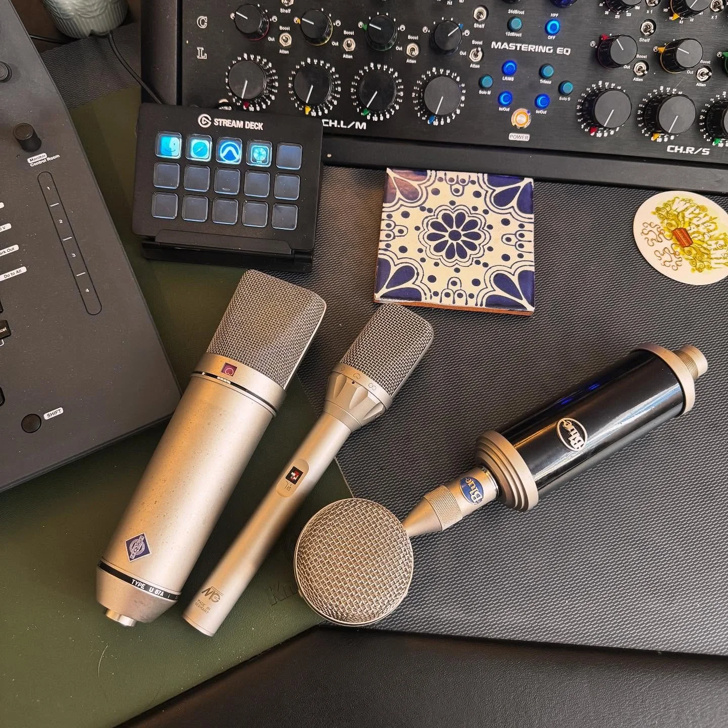 If you were stepping into our vocal booth with these legends, which would you reach for first? The tried and true Neumann, the polite and versatile Gefell, or the weighty Latvian tube condenser? 👨&zwj;🎤

#recording #analogstudio #neumann #microtech
