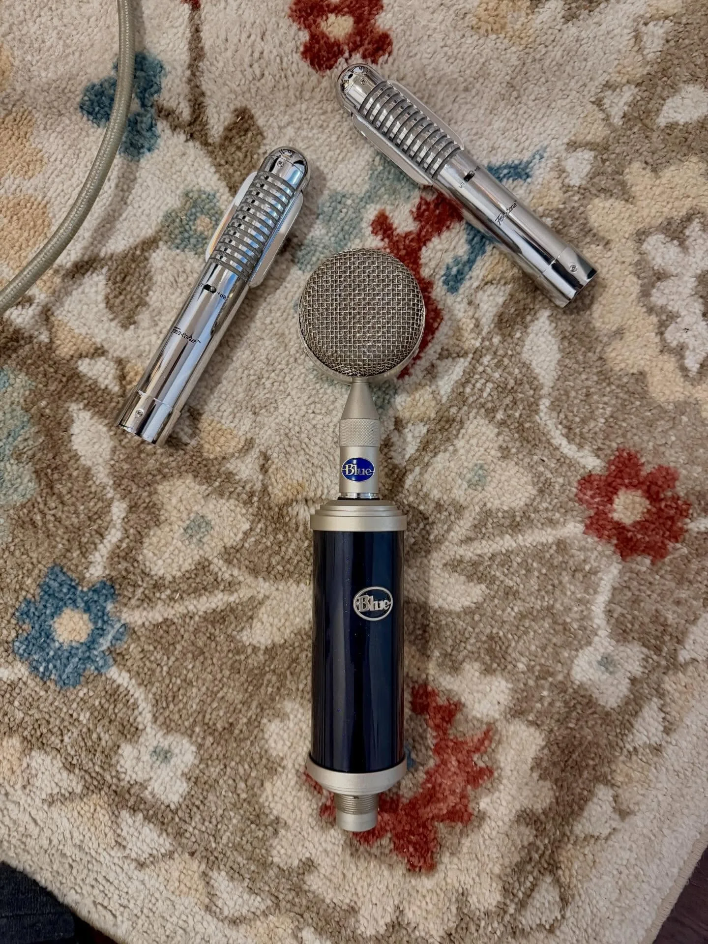 Singer songwriter mode with engineers @jon_quinnn @apollomusicx 

#recording #microphones #analog #smallbusiness #studio