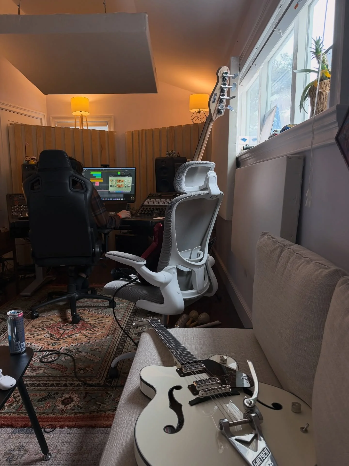 composition sessions for @elkiemovie and the one and only @bennydavisphoto! Looking for a tiki that can live on the desk for the next couple of weeks 🗿

@apollomusicx @jon_quinnn @s__a__u__c__e__