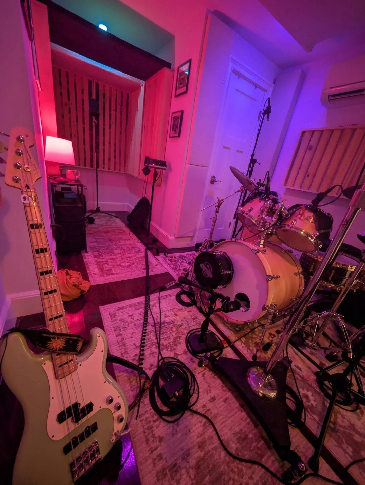 Ready to turn your vision into a vibe? Come check out our live room and let's make something brand new.

#aurorasoundstudios #engineer #indie #fender #bostonmusic
