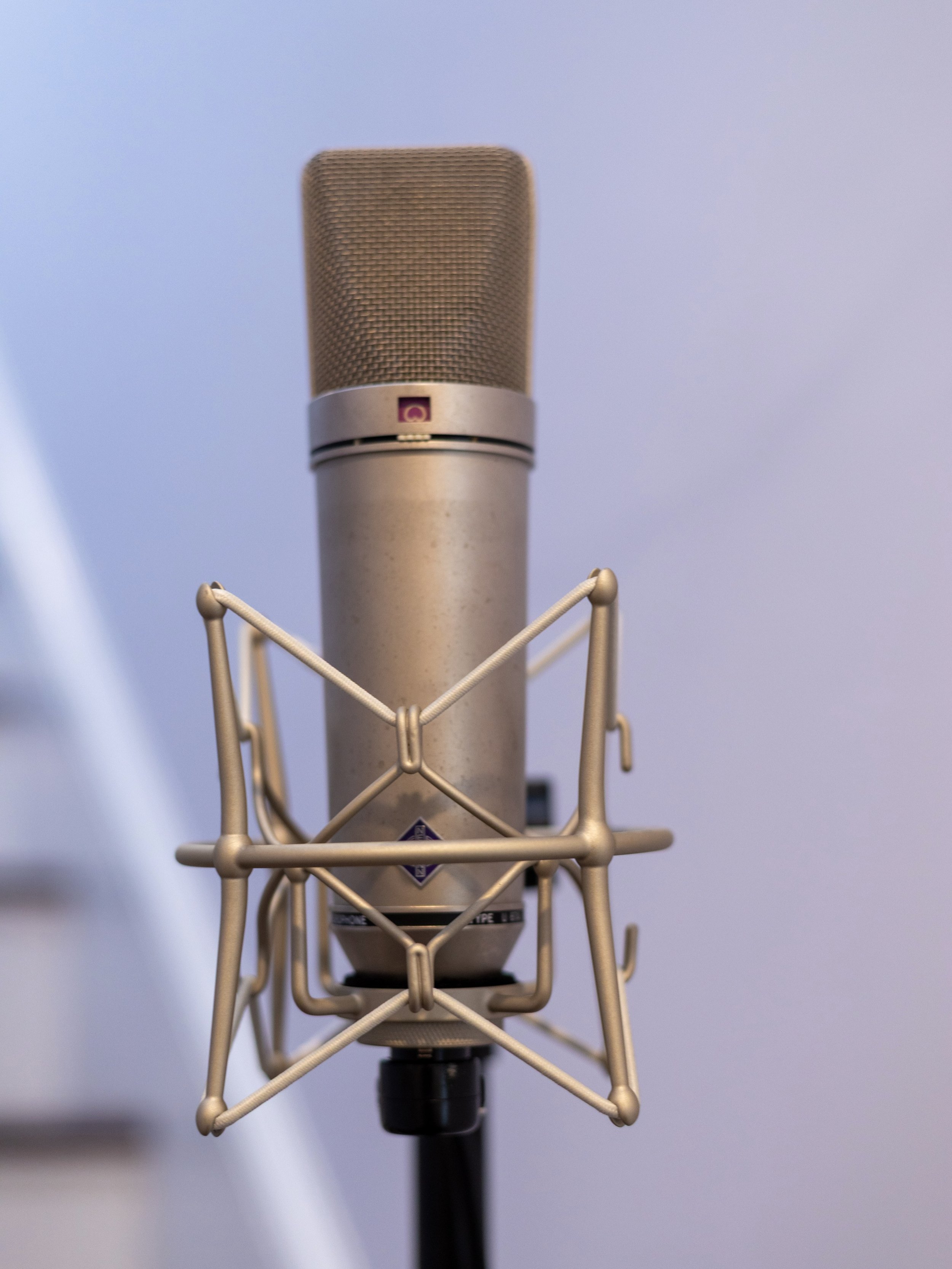 What&rsquo;s that? Oh, just one of the most popular and coveted general usage microphone of all time. Can you name it? Let us know in the comments! 👀

Hint; the shock mount will tell you everything you need to know 

#audioengineer #recording #neuma