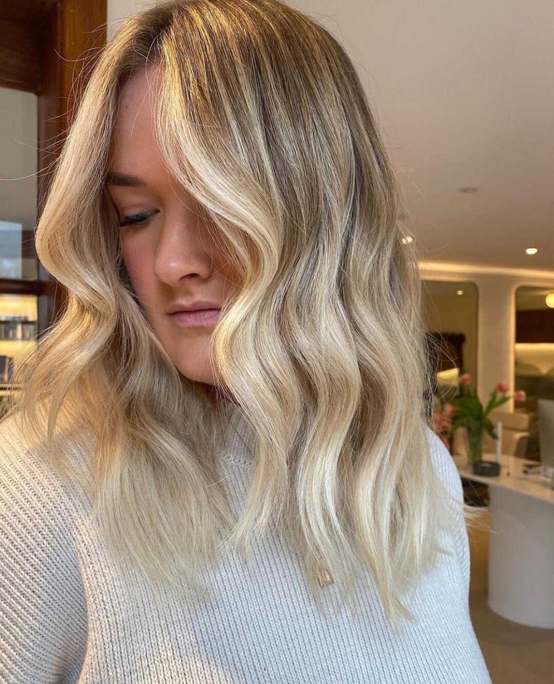 BRIGHT SPARKLE UP by @reneesavillehair 🌹⁠
⁠
About the hair : Textural lights, root shadow, wet balayage, haircut with Frais finish.⁠
⁠
To book with our new Frais Studios team, email info@fraisstudios.com or call us on 07 5406 7835.