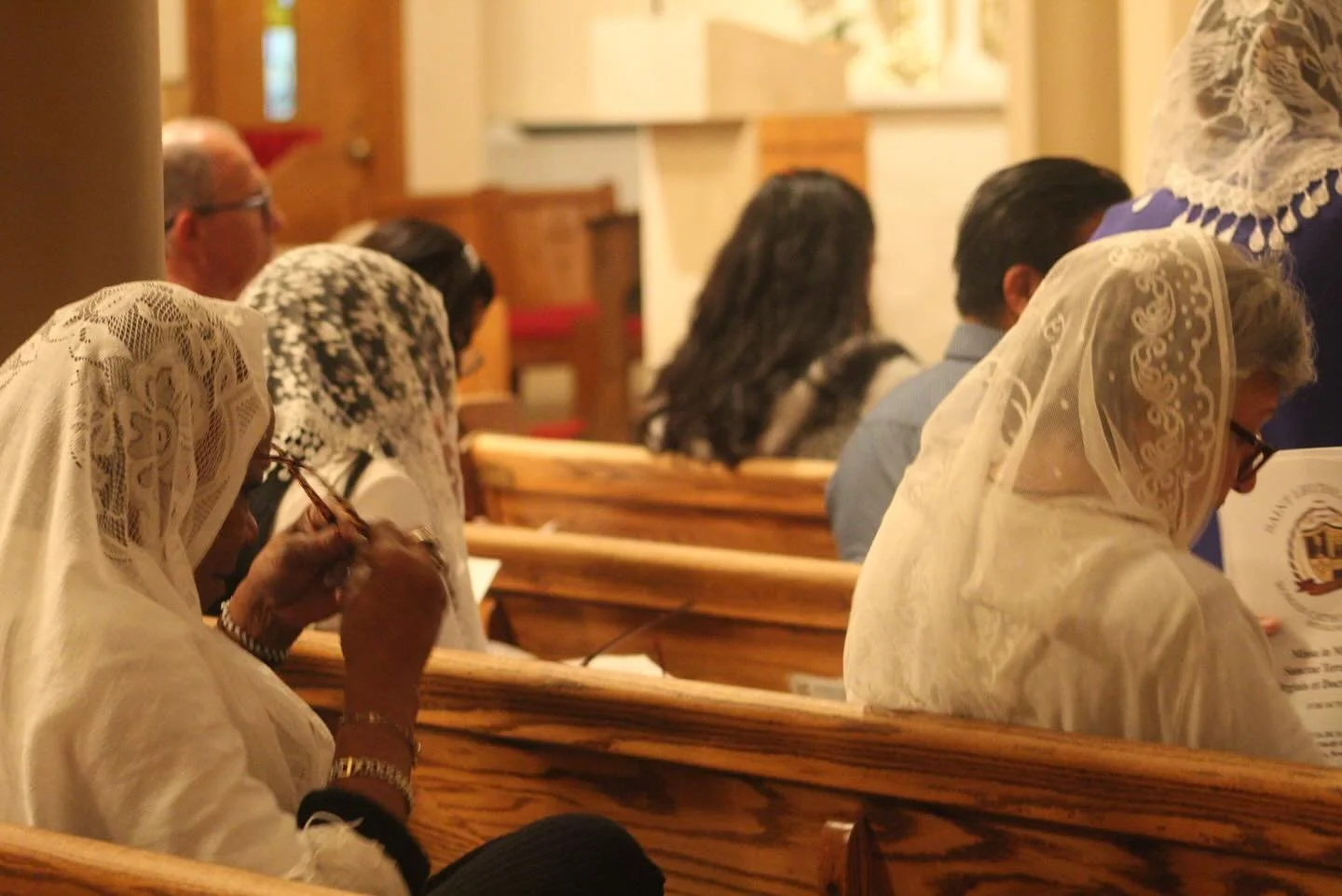 Hoy tuvimos el honor de celebrar la memoria de Santa Teresa de Jes&uacute;s, con nuestro vicario parroquial, el padre Pablo Ruani, en el rito ordinario (Novus Ordo) en lat&iacute;n, la lengua de la Santa Madre Iglesia, que nos ha llevado a la conclus