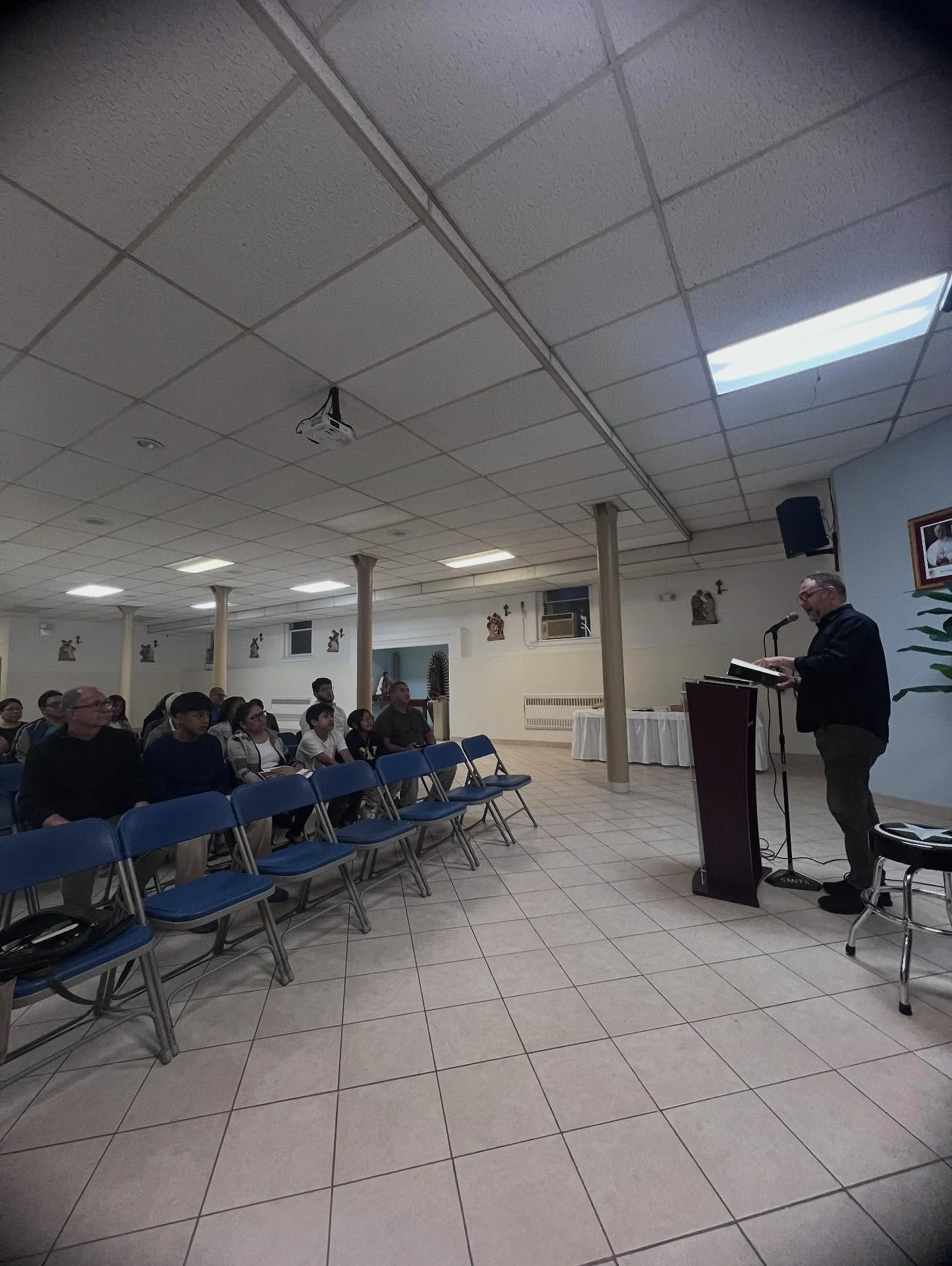 Primer d&iacute;a de nuestro taller de lat&iacute;n eclesi&aacute;stico! Queremos darle las gracias a nuestro hermano Emmanuel Roque por ayudarnos en realizar este proyecto! @emmanuelroque24 @cuerdasycantos