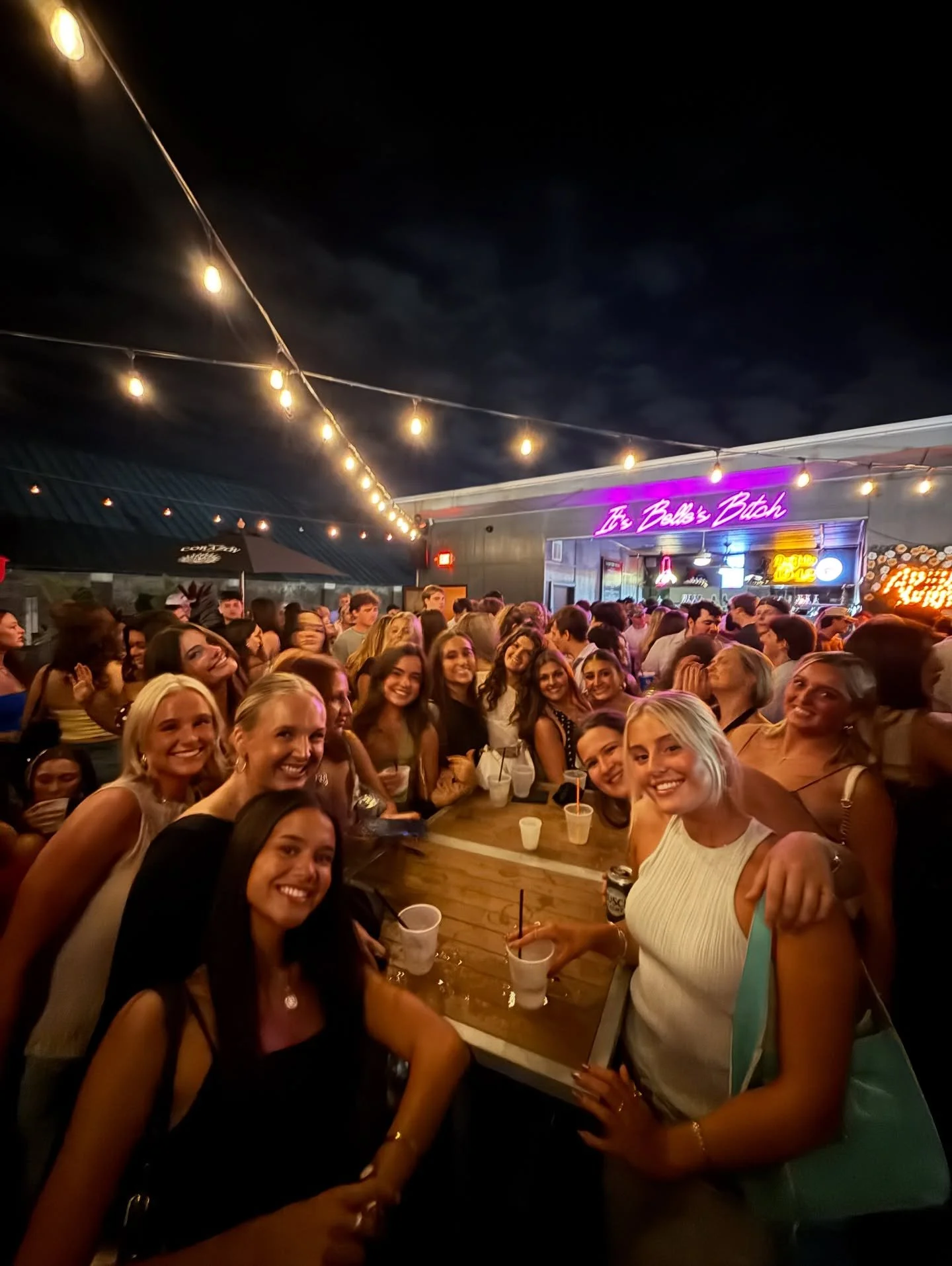 When the group chat takes over Belle&rsquo;s rooftop, you know it&rsquo;s going to be an unforgettable night! 🙌🏻

#lexingtonky #locallex #sharethelex #lex #ky #lexington #kentucky #downtownlexington #bellescocktailhouse #lexky #downtownlex