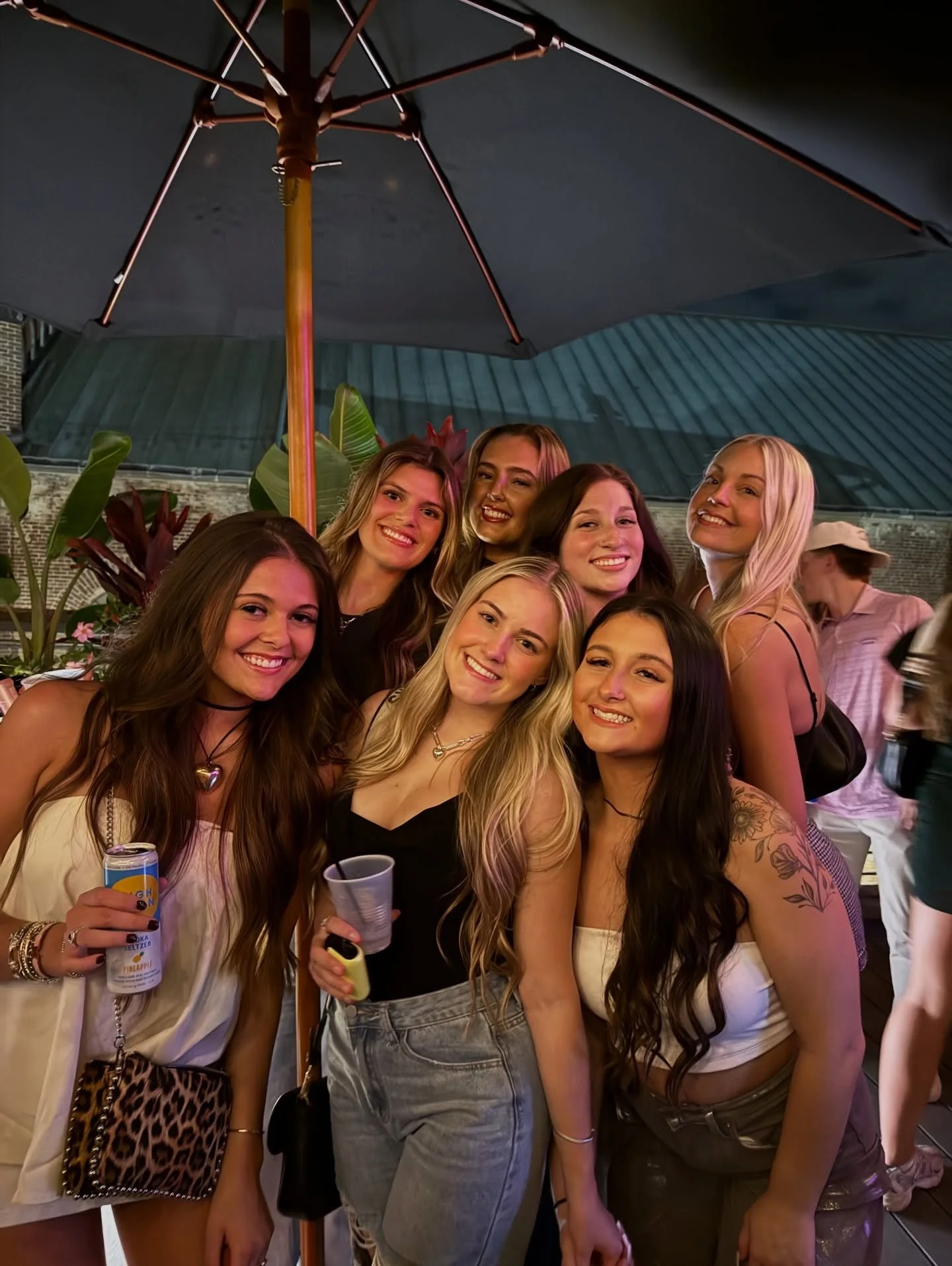 When your New Year&rsquo;s resolution is to make more memories, so you and the group chat make plans for a Belle&rsquo;s weekend! 🔥

#kentucky #downtownlexington #bellescocktailhouse #lexky #downtownlex