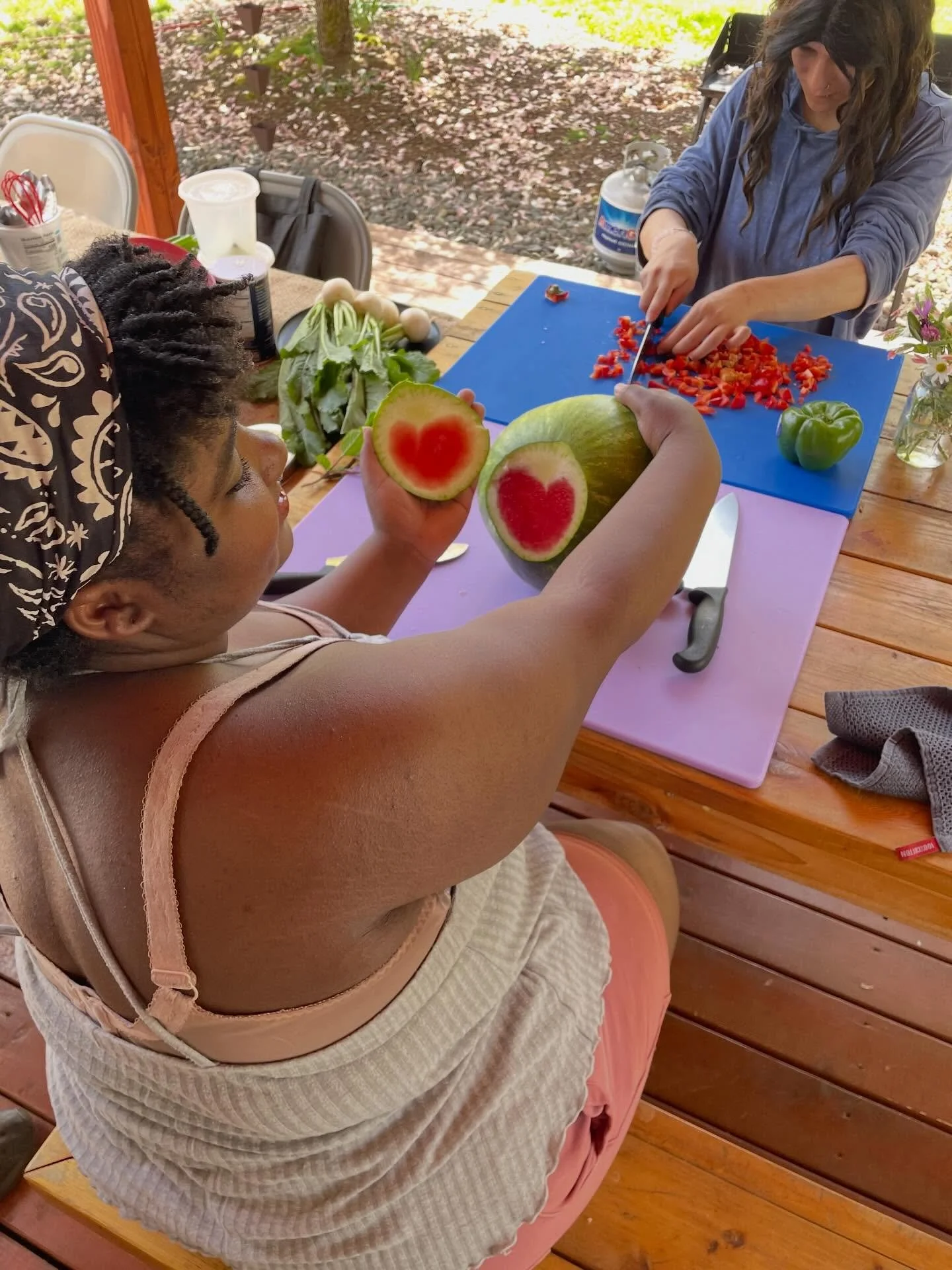 🍐We are extra grateful for one of our longest standing partners, @pearmentor ! This wonderful organization builds positive relationships with homeless youth through education, art, recreation and job training to affirm personal worth and create more